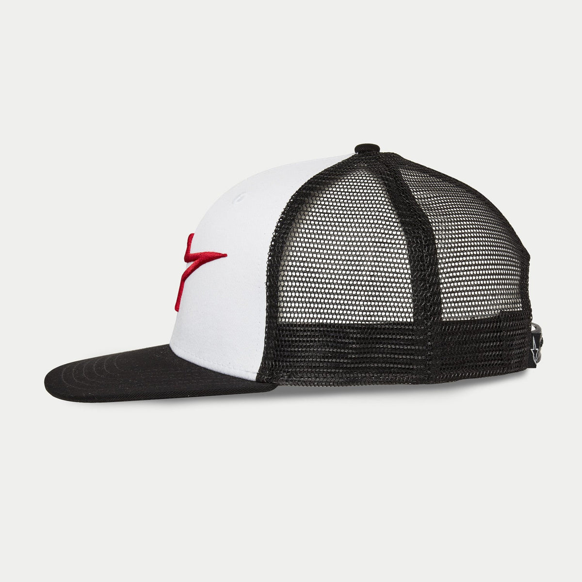 Alpinestars Corp Trucker kasket, set fra siden, hvid og sort, rødt 3D-broderet logo på siden, sort mesh-bagside med sort flad skygge, struktureret krone til afslappet sportstøj