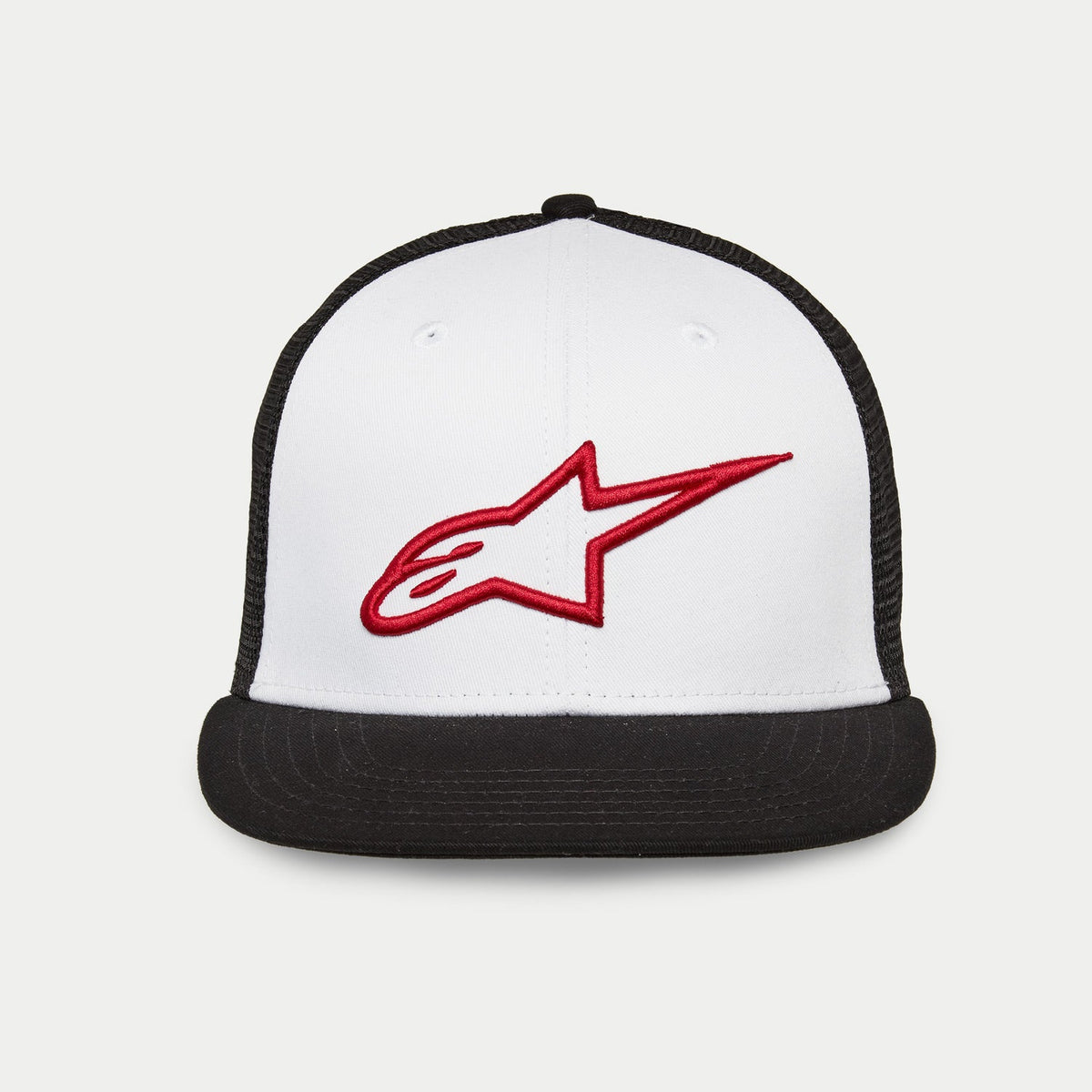 Alpinestars Corp Trucker kasket, trucker kasket med flad skygge og struktureret krone, hvidt frontpanel med sort mesh-bagside og sort skygge, rødt 3D-broderet Alpinestars-logo, afslappet motorsport-hovedbeklædning