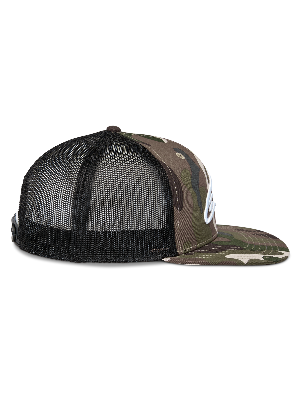 Alpinestars Corp Trucker kasket, set fra siden, Grøn Camo og sort, flad skygge med camo-print, sorte mesh-paneler bagpå, hvidt broderet logo, afslappet motorsport-hovedbeklædning
