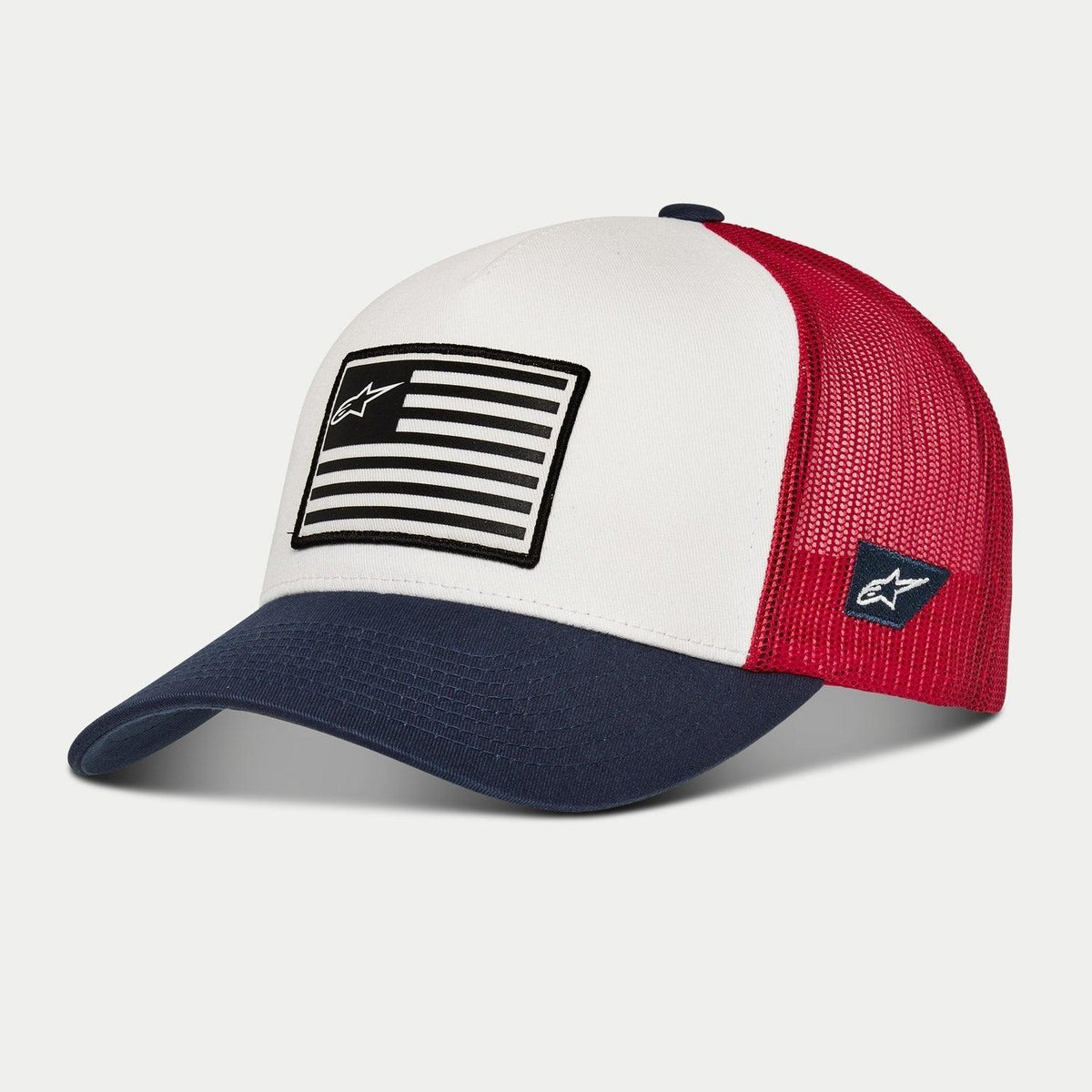 Alpinestars Flag Snapback kasket, hvid, mørkeblå og rød, kasket i trucker-stil med en buet mørkeblå skygge, hvidt struktureret frontpanel med et flag-inspireret mærke og rød mesh-bagside, afslappet motorsport-hovedbeklædning