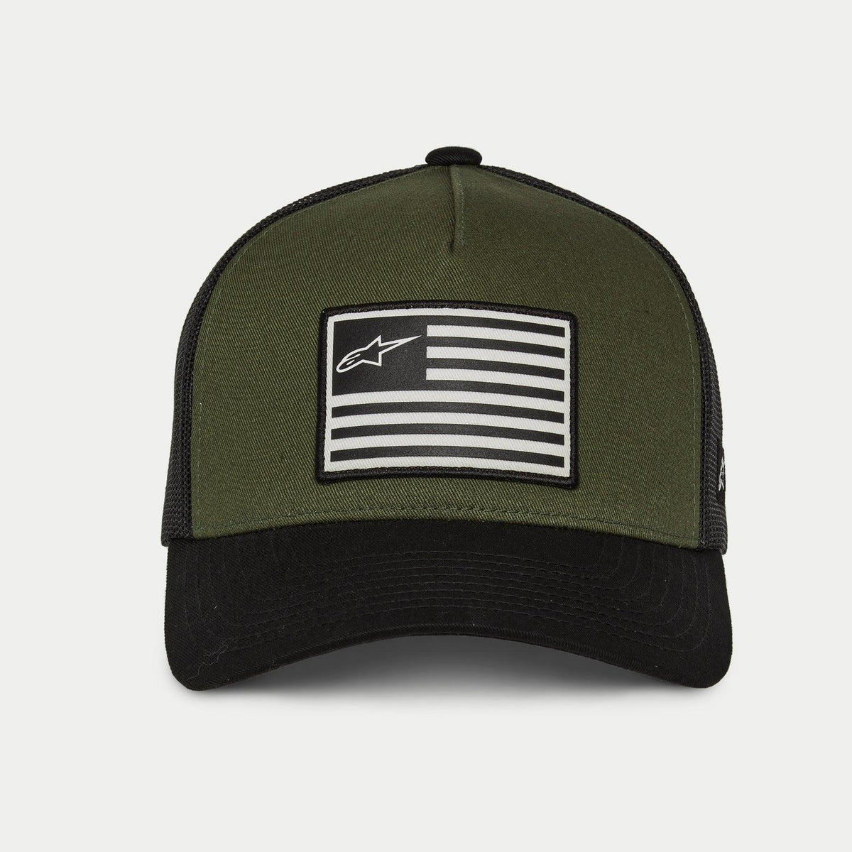 Alpinestars Flag Snapback-kasket i Military Black, set forfra, med en olivengrøn struktureret krone, sort buet skygge og sort mesh-bagside med en central sort-hvid flag-patch med Alpinestars-logoet.