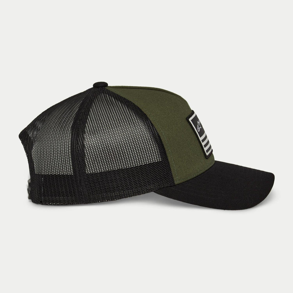 Alpinestars Flag Snapback kasket, militærgrøn og sort, sideprofil med buet skygge og sorte mesh-paneler bagpå, rektangulært mærke foran med hvidt logo og striber, afslappet motorsportsinspireret hovedbeklædning