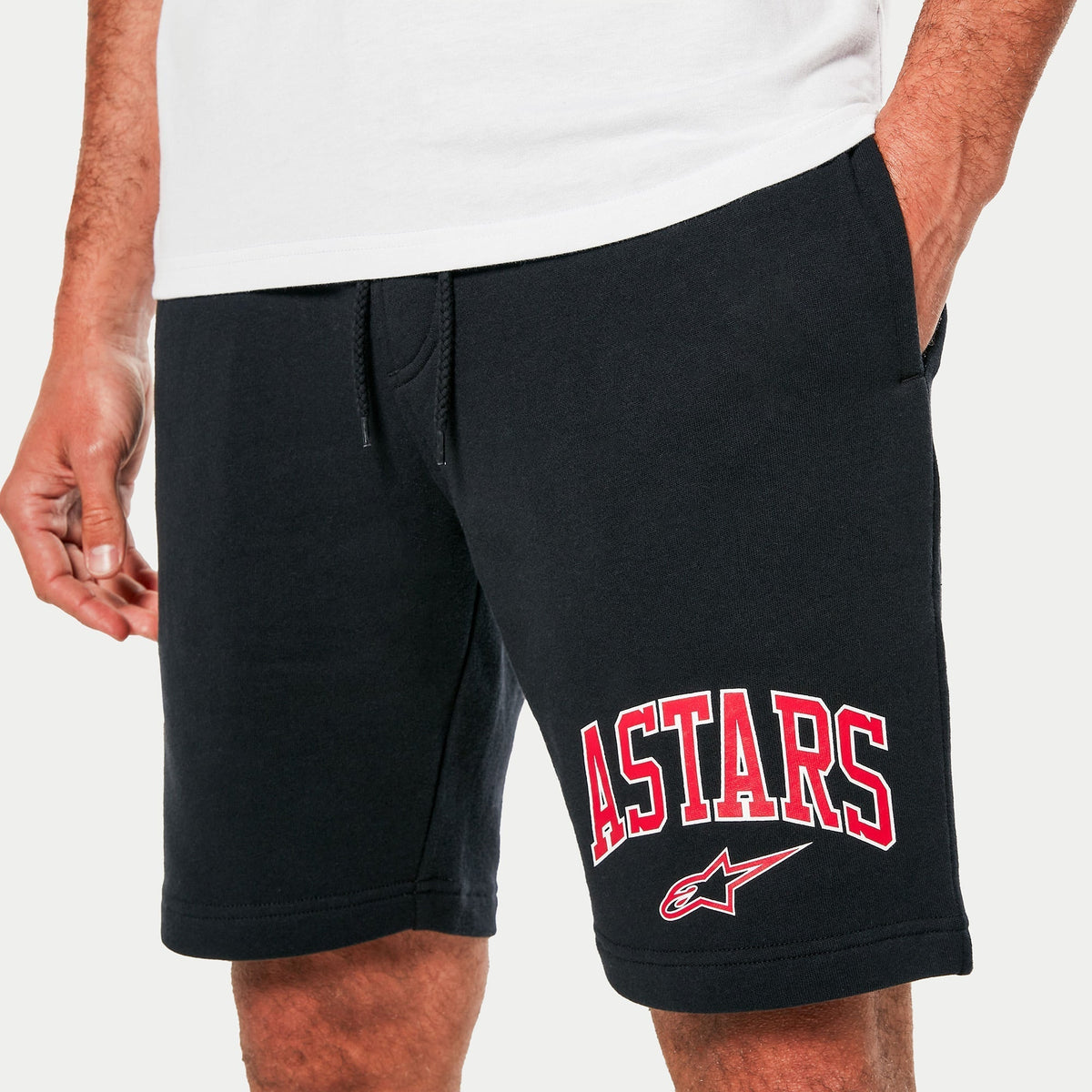 Alpinestars Dunker Short, sorte fleece træningsshorts, hvidt og rødt ASTARS logo på benet, elastisk talje med snøre, behageligt sportstøj og fritidstøj