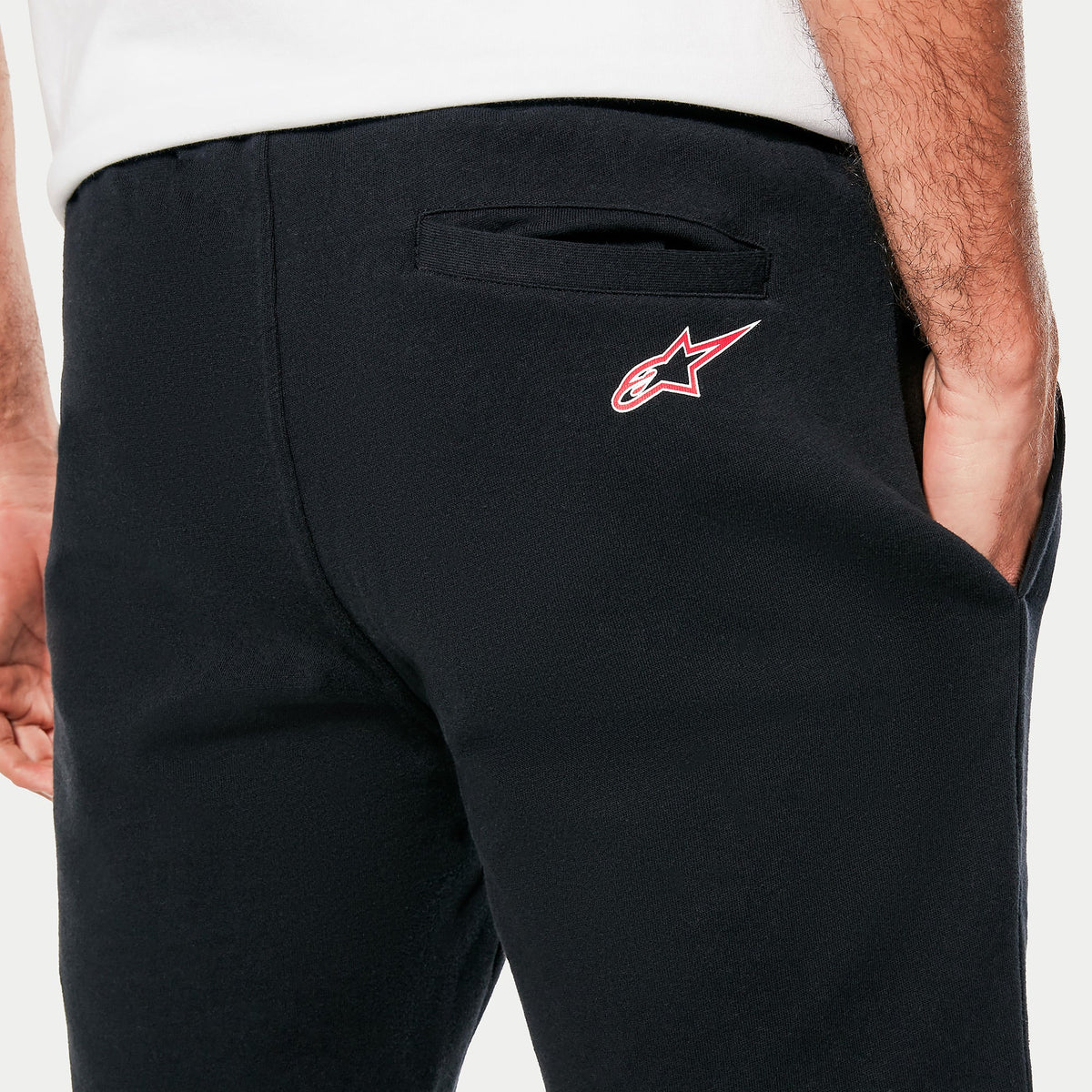 Alpinestars Dunker Shorts, sorte fleece træningsshorts, tætbillede af bagside og hofte, baglomme med paspolering, lille rødt og hvidt Ageless logo, behageligt sportstøj