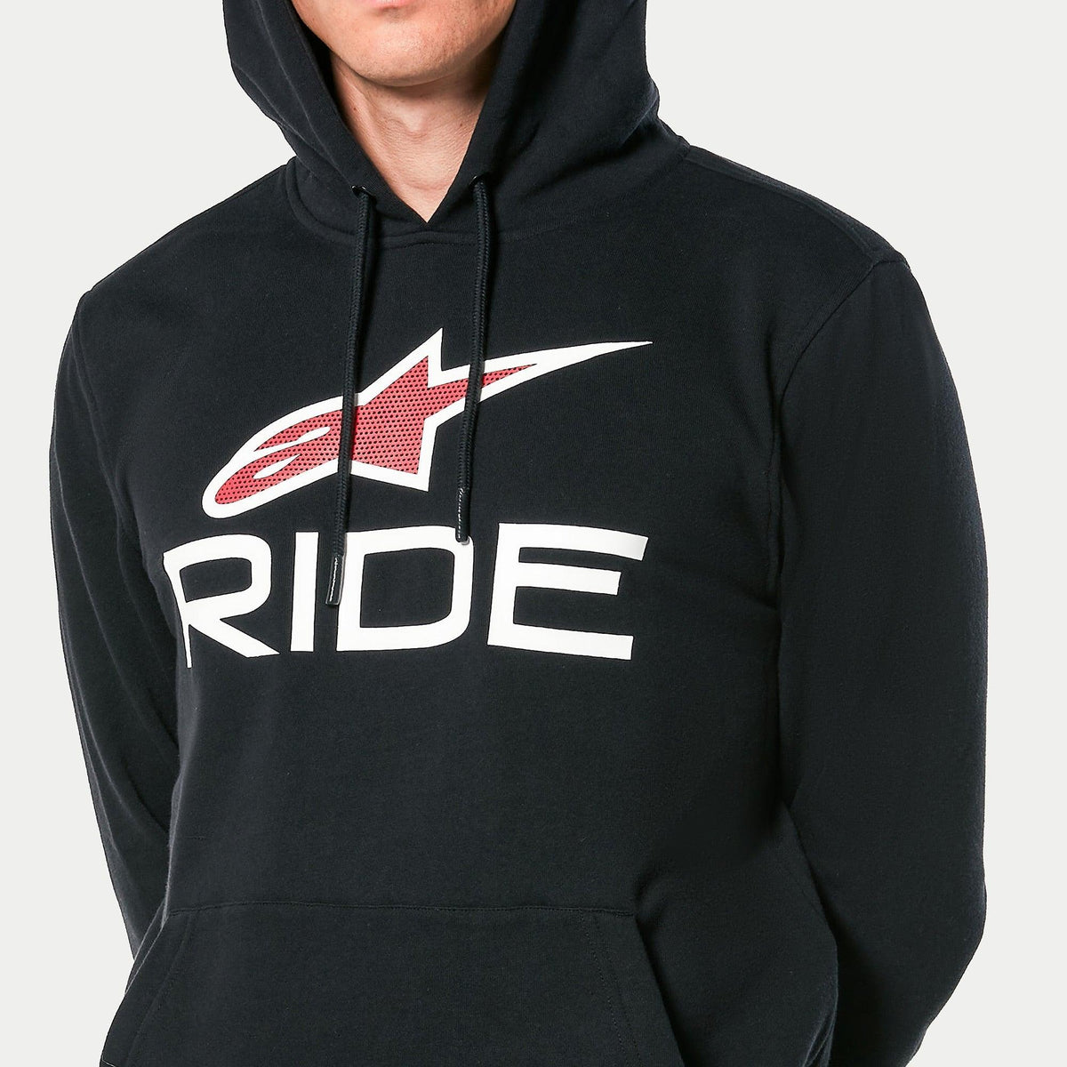 Alpinestars Ride 4.0 hættetrøje, sort pullover i fleece, med hvid 'RIDE'-tekst og rødt Alpinestars-logo med perforeret print på brystet, afslappet motorsport-streetwear med hætte med snoretræk