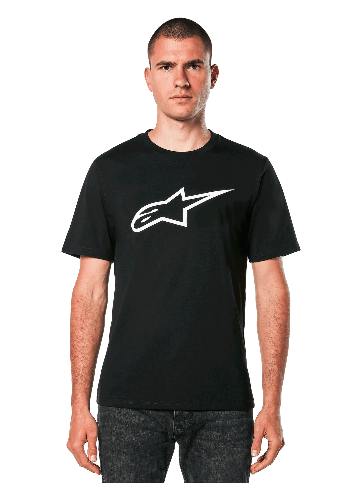 Alpinestars Ageless 2.0 CSF T-shirt, sort kortærmet t-shirt, hvidt Alpinestars Star-logo, båret af model med mørke jeans, afslappet motorsport-streetwear
