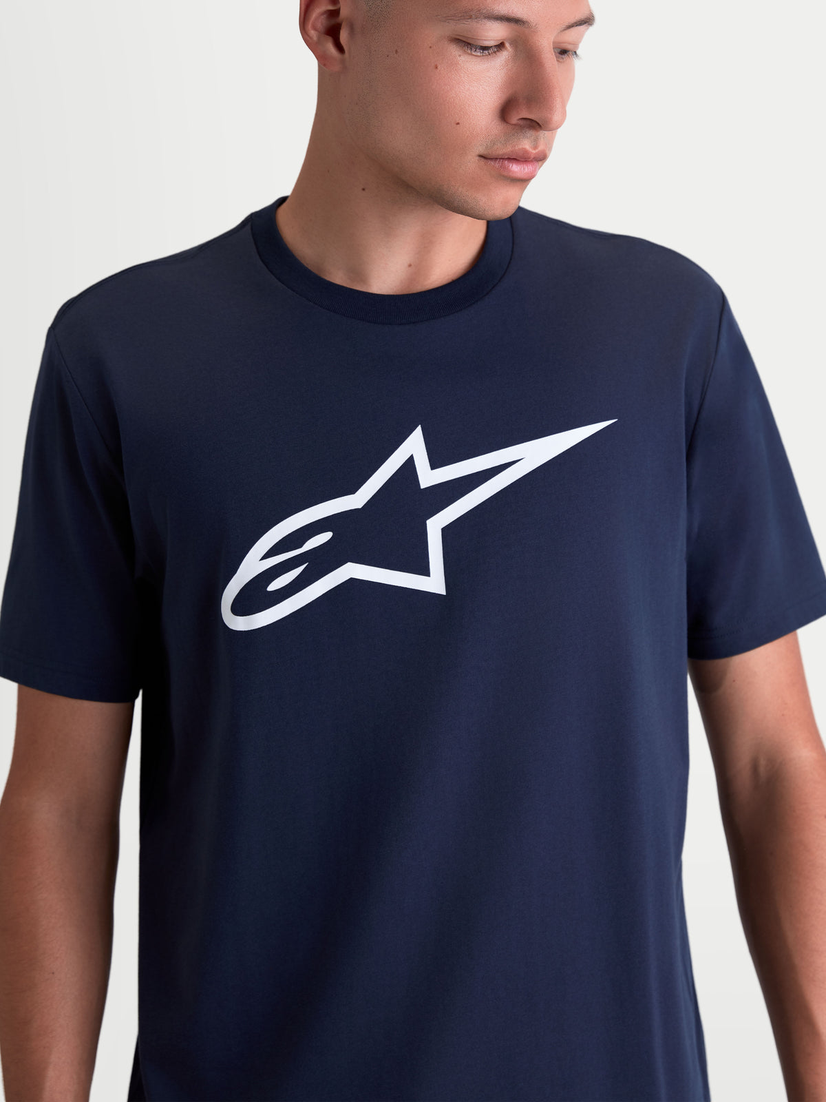 Alpinestars Ageless 2.0 CSF t-shirt, herre-sportswear, blå med hvidt Ageless-logo på brystet, kortærmet t-shirt i bomuldsblanding, cut-and-sew pasform til hverdagsbrug