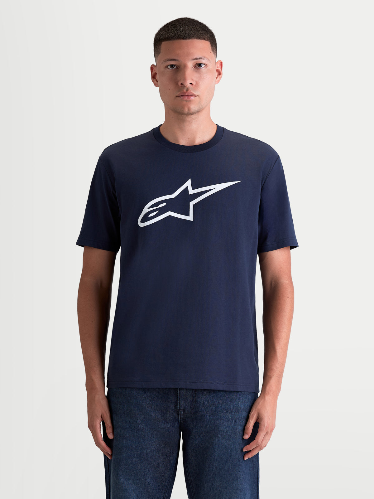 Alpinestars Ageless 2.0 CSF T-Shirt, kortærmet sportstøjs-T-shirt, unisex, mørkeblå og hvid, blød bomulds- og polyesterblanding med logoprint på brystet, set forfra på model.