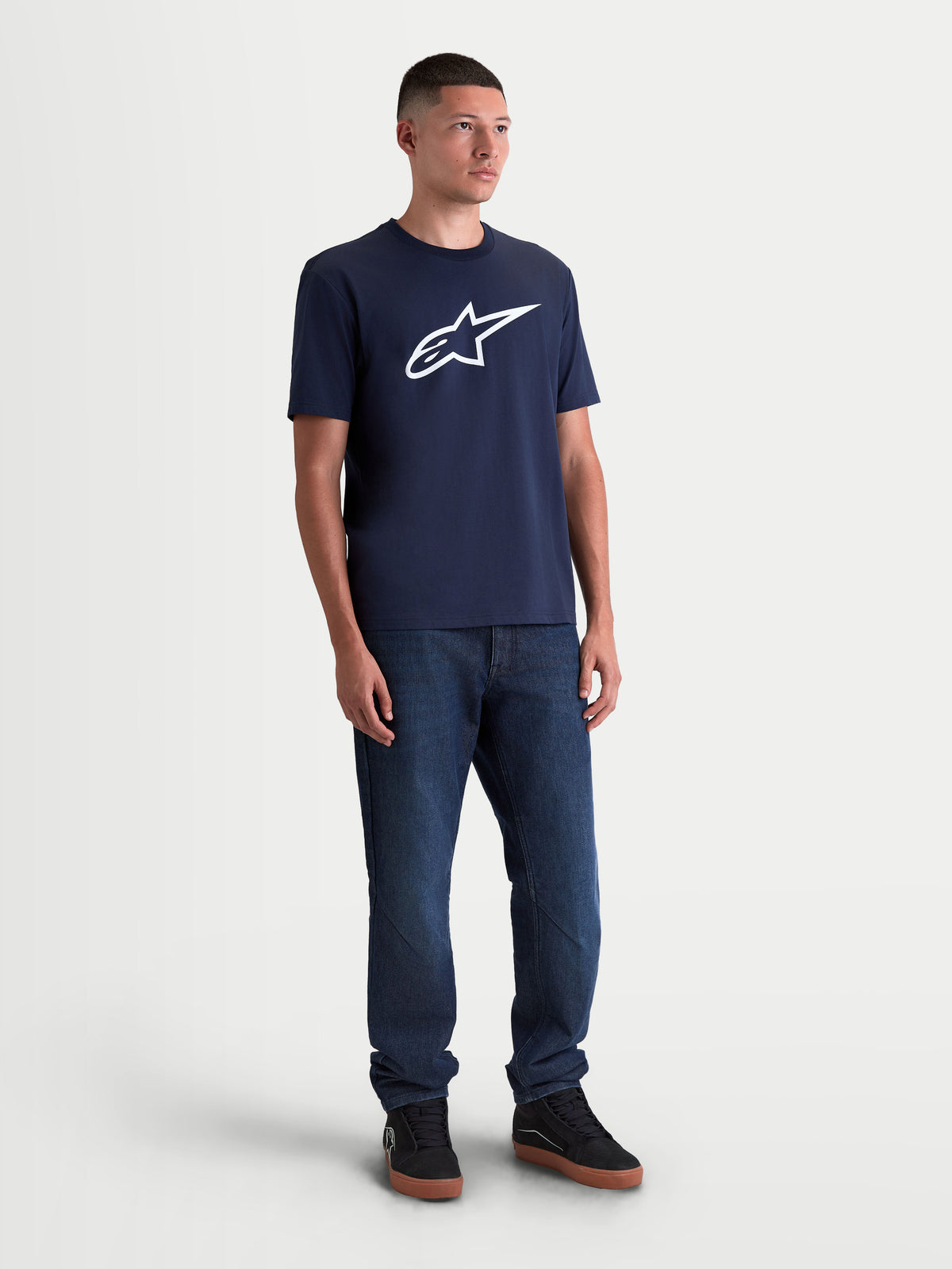 Alpinestars Ageless 2.0 CSF T-shirt, kortærmet sportstøj til hverdag, navyblå og hvid, premium bomulds-polyester-blanding, stort hvidt logo på brystet, fuld figur på model