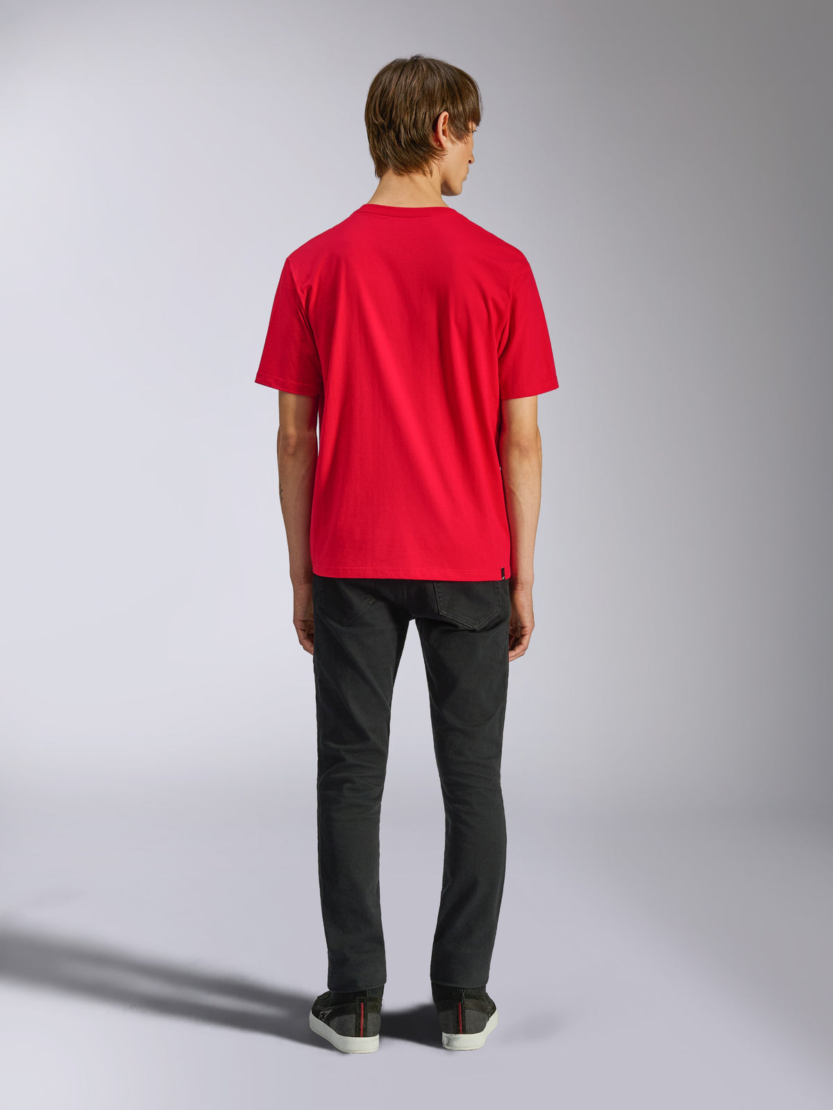Alpinestars Ageless Shadow CSF Tee, kortærmet t-shirt, rød, rygvisning på model i sorte bukser, afslappet motorsport-streetwear