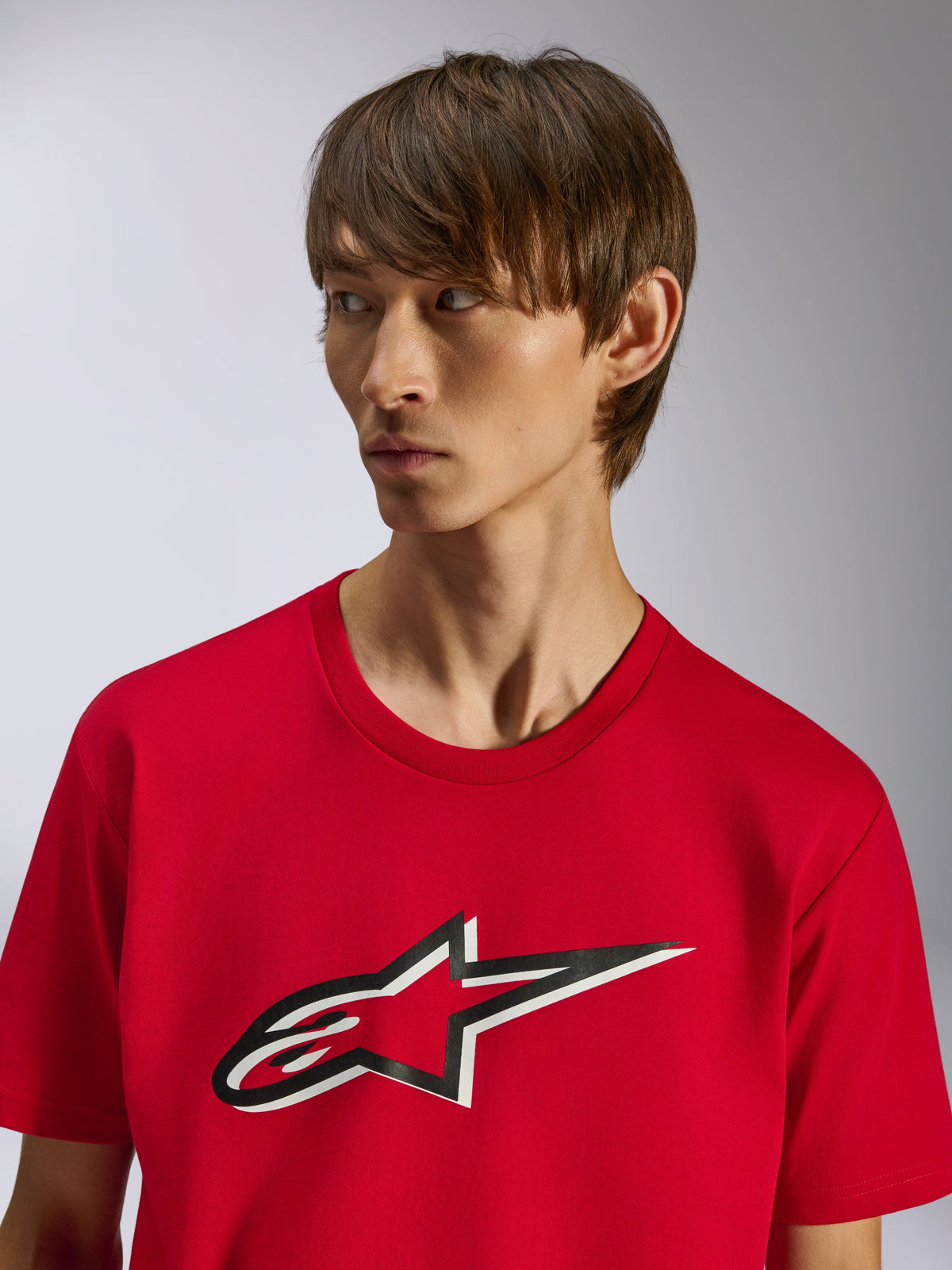 Alpinestars Ageless Shadow CSF Tee, kortærmet t-shirt, rød, Ageless stjernelogo på fronten med sort og hvid skyggeeffekt, båret af en model, afslappet motorsport-inspireret design