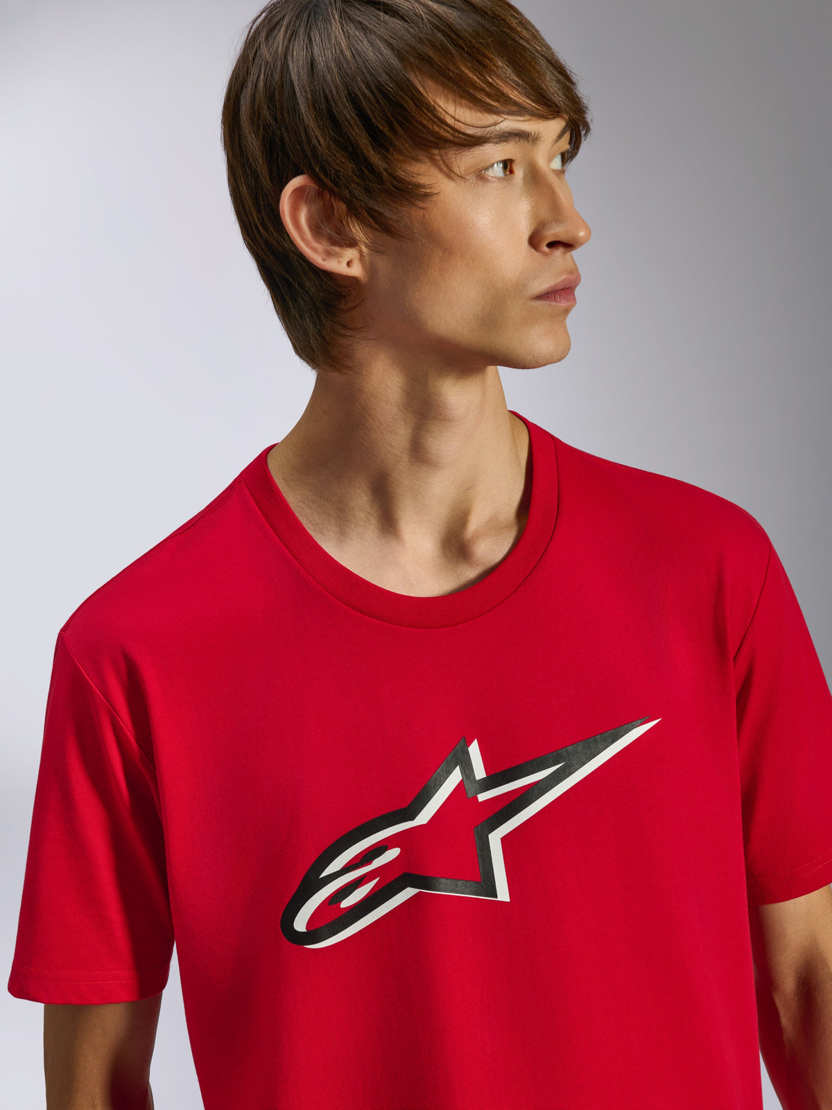 Alpinestars Ageless Shadow CSF Tee, kortærmet t-shirt, rød, med Ageless-logo på brystet med sort og hvid skyggeeffekt, båret af model, casual motorsport-streetwear
