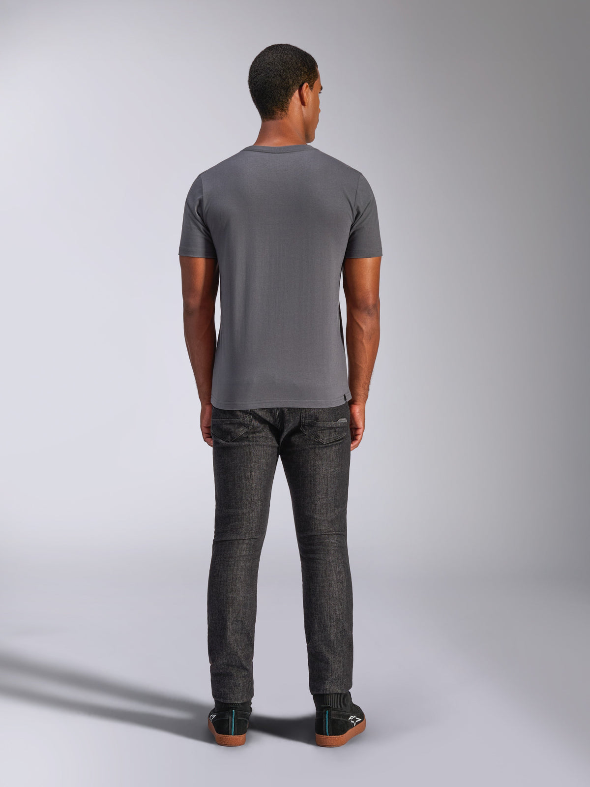 Alpinestars Always 2.0 CSF Tee, kortærmet t-shirt, koksgrå, set bagfra, båret med mørke denimbukser, afslappet motorsport-inspireret streetwear