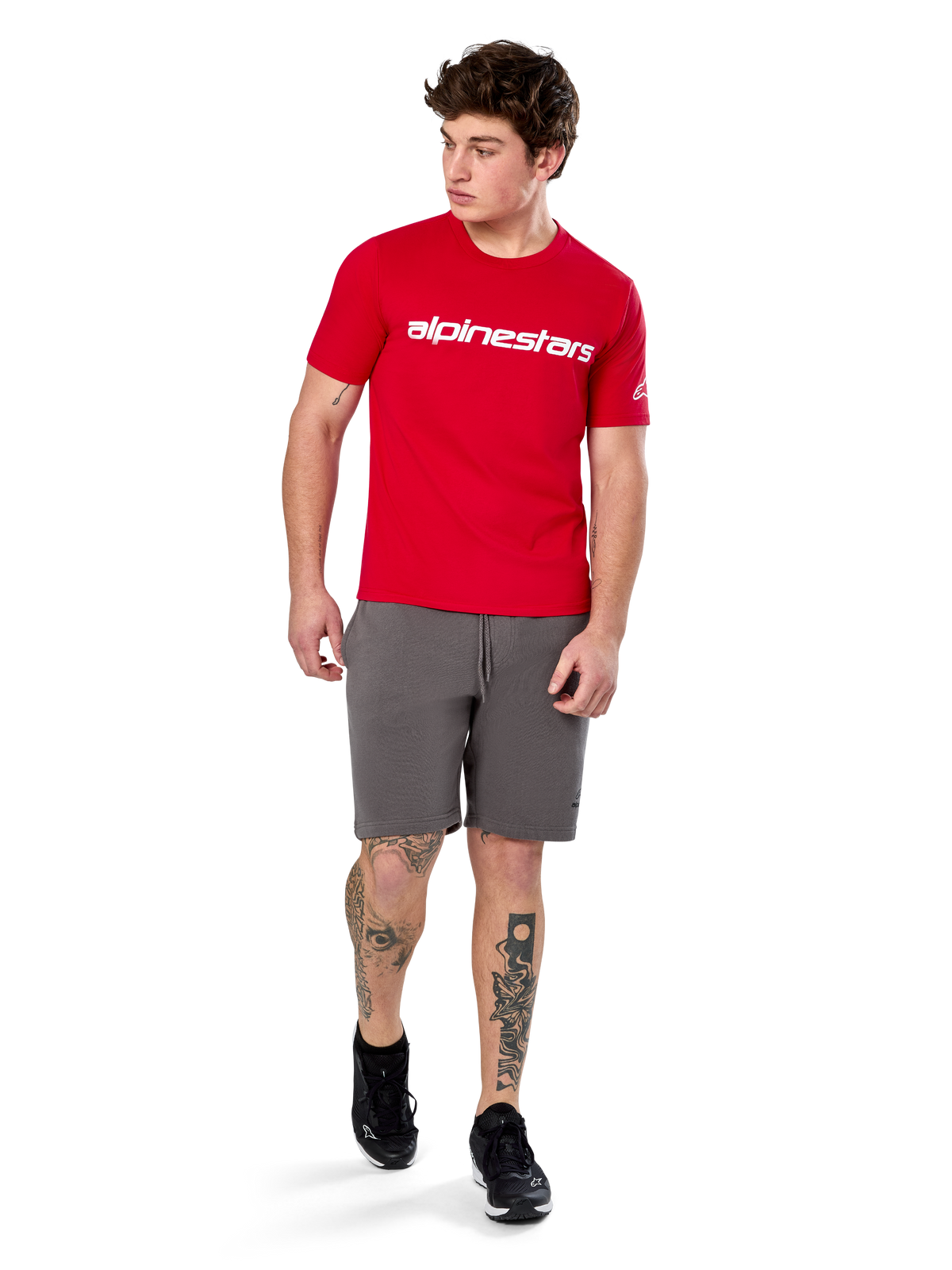 Alpinestars Linear Wordmark 2.0 CSF Tee, kortærmet t-shirt, rød med hvidt ordmærke-logo på brystet, bæres af model med grå shorts og sorte sneakers, afslappet motorsport-inspireret streetwear