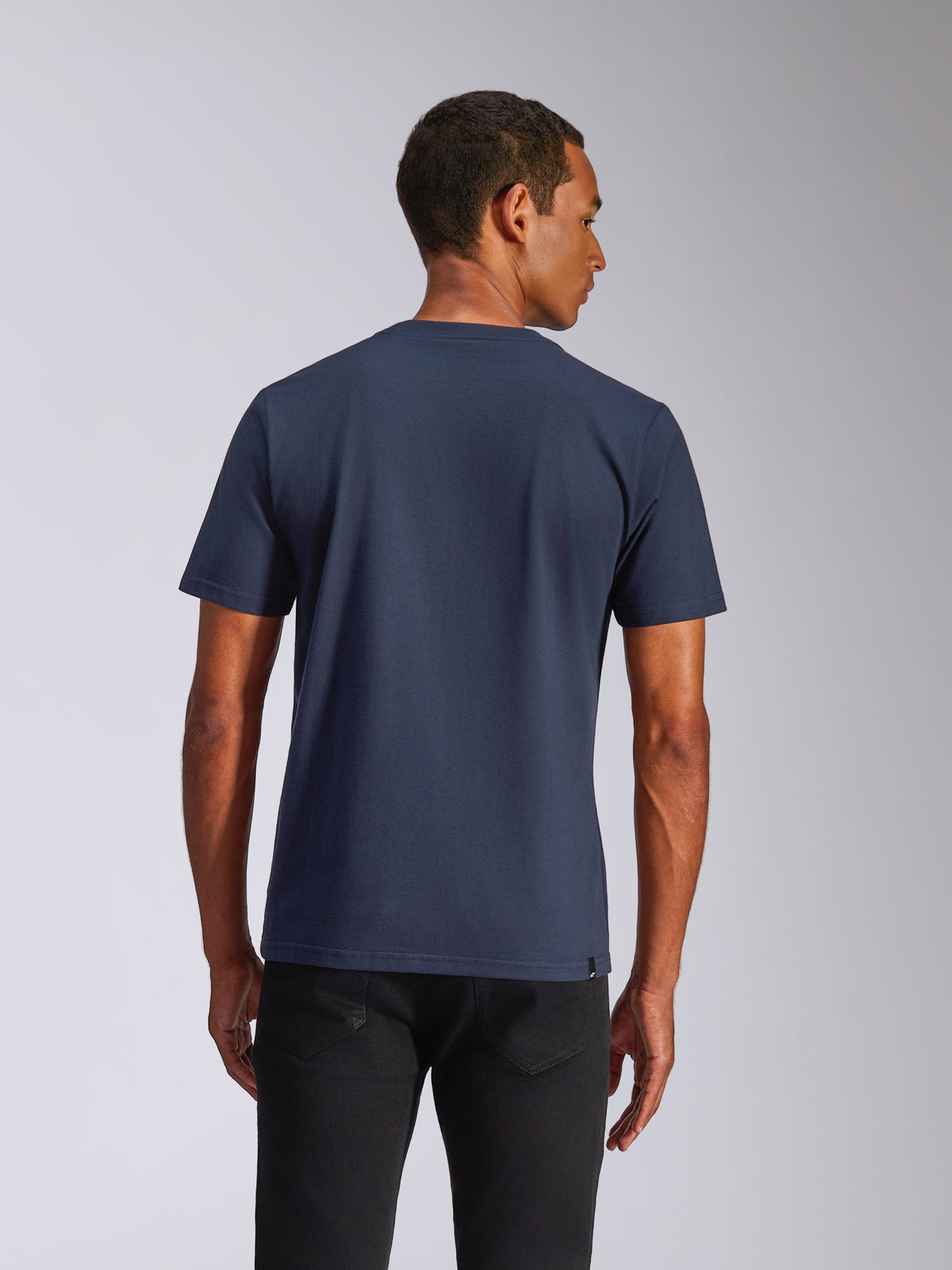 Alpinestars Ride 4.0 CSF Tee, kortærmet t-shirt, marineblå, set bagfra på en model, afslappet motorsport-streetwear