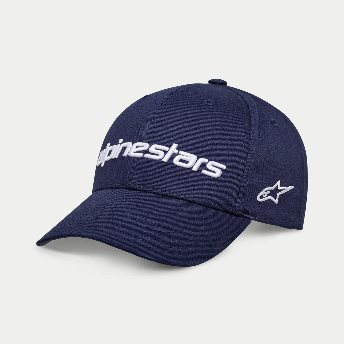 Alpinestars Linear Wordmark 2.0 kasket, marineblå med hvidt broderi, snapback med buet skygge, 3D Alpinestars-tekstlogo og Ageless-stjernelogo på siden, casual sportstøj