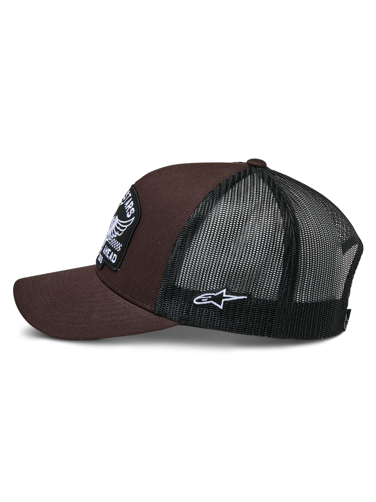 Alpinestars Heritage Patch Trucker Hat, brun og sort, set fra siden, viser brun twill-front og sort mesh-bagside, hvidt Ageless-logomærke på siden, struktureret krone og buet skygge