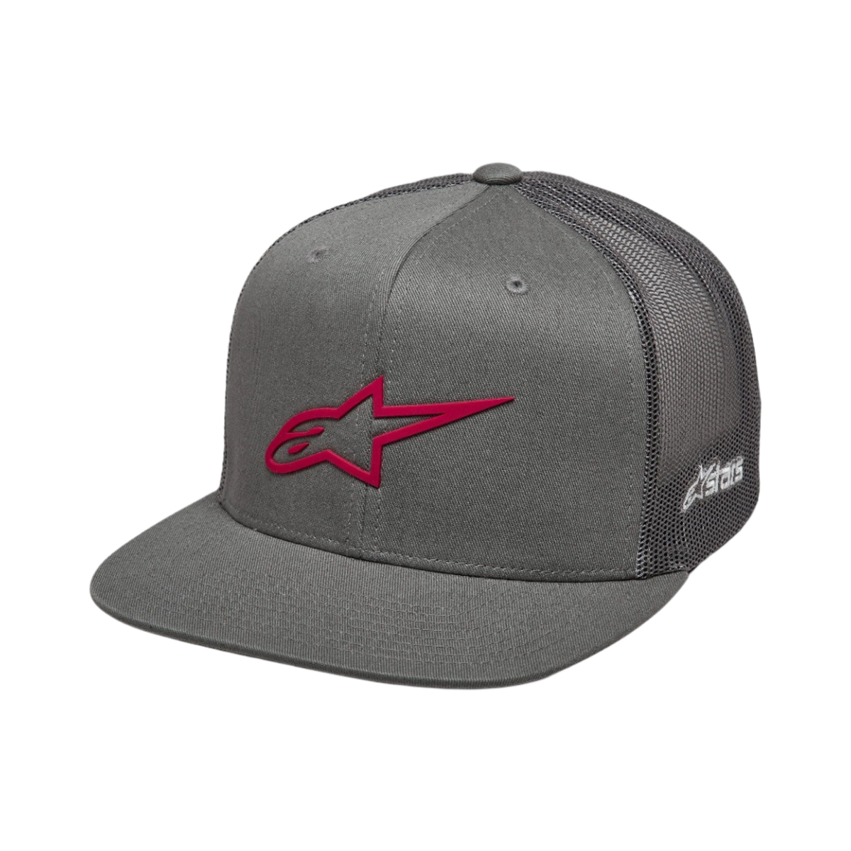 Alpinestars 3D Ageless Trucker Hat, grå og rød, flad skygge med struktureret krone, twill-front og mesh-bagside, med et markant rødt 3D-broderet logo på fronten og hvid branding på siden, afslappet motorsport-hovedbeklædning