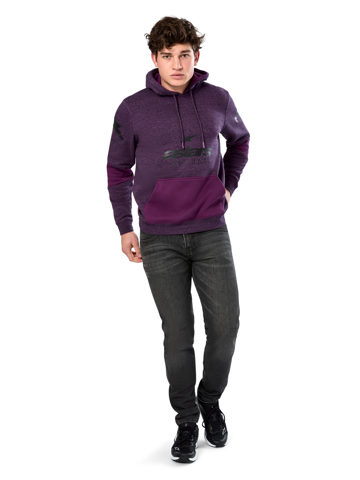 Alpinestars Perpetuate hættetrøje, afslappet streetwear, lilla meleret fleece med mørkelilla stofblokering på kængurulommen og ærmerne, sort brystlogo, hætte med snoretræk, bæres af model med mørkegrå jeans og sorte sneakers
