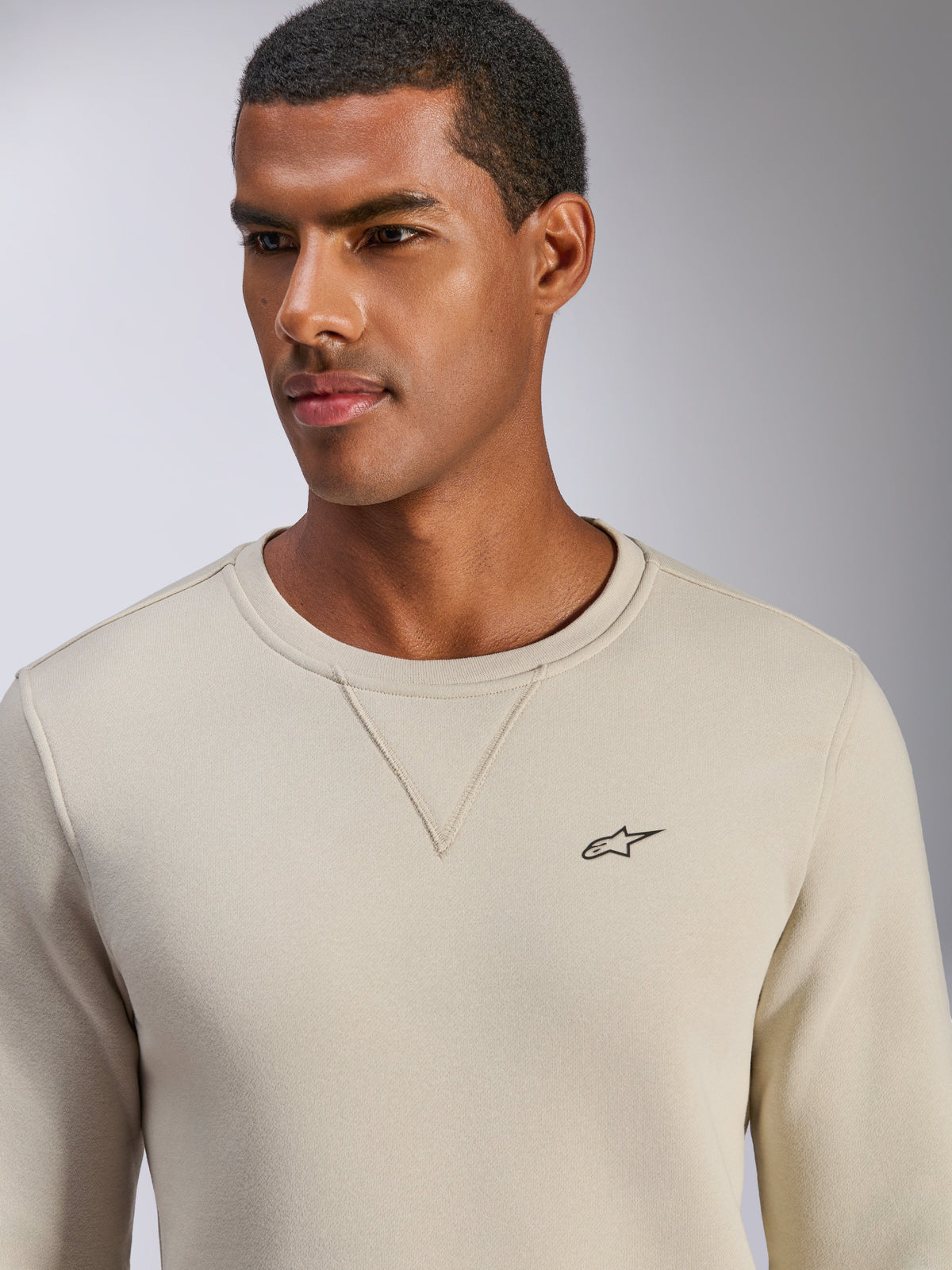Alpinestars Positive Crew sweatshirt, Off White, rundhalset pullover med lille sort stjernelogo på brystet, V-syning ved halsen, afslappet motorsport-inspireret livsstilstøj