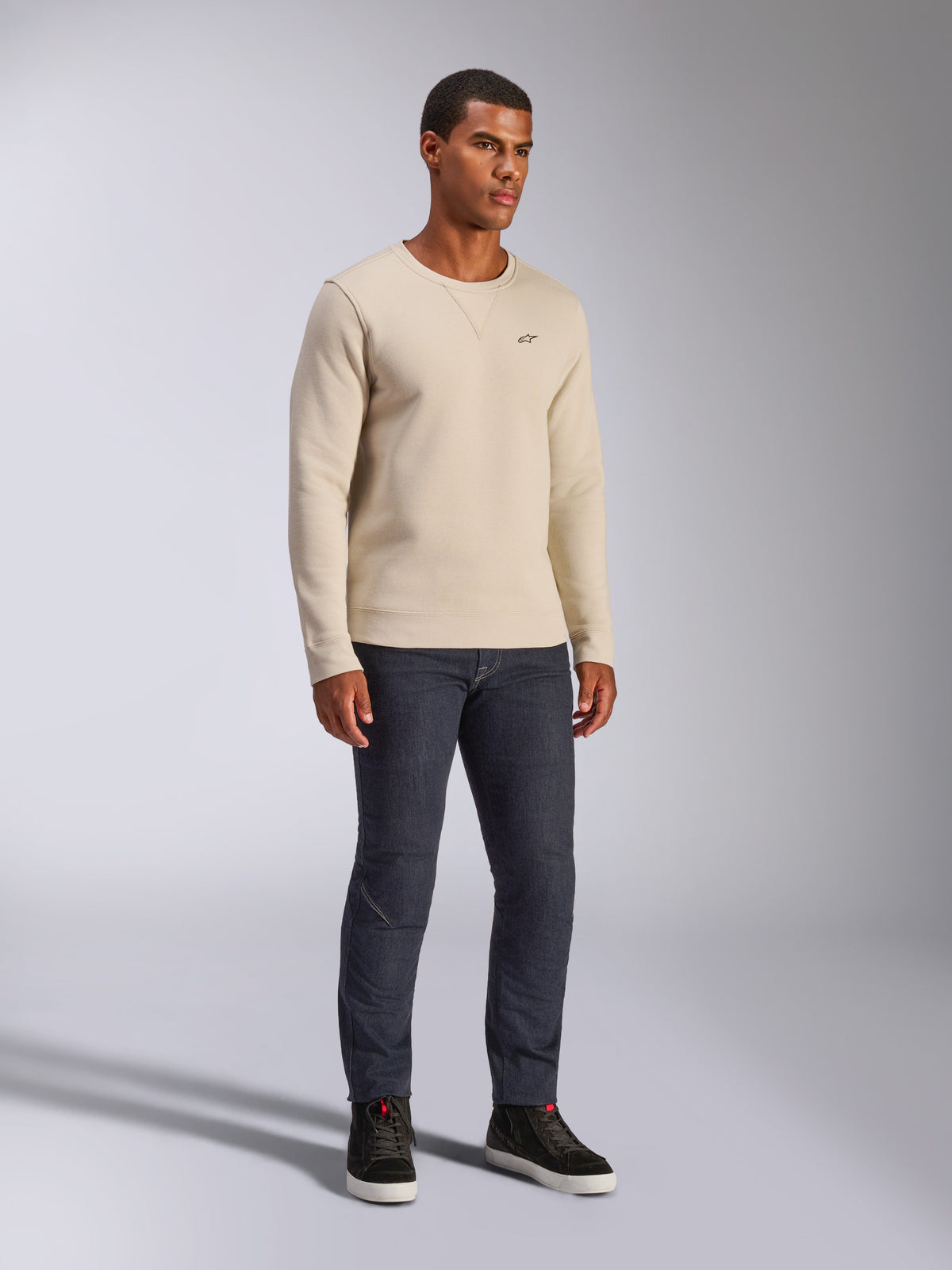 Alpinestars Positive Crew, crewneck sweatshirt, råhvid, afslappet streetwear, med et lille sort A-star logo på brystet, ribbet hals med v-stik-detalje, lange ærmer, moderne motorsport-inspireret design.