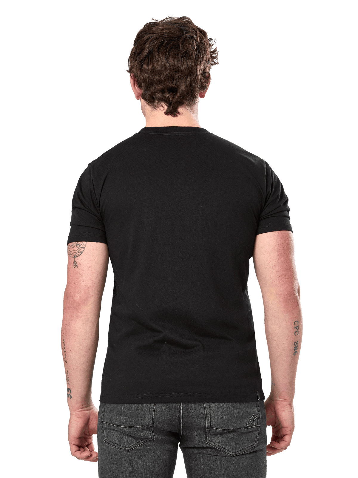 Alpinestars Semicircle CSF Tee, kortærmet t-shirt, sort, set bagfra på model, enkel bagside, afslappet motorsport streetwear, stylet med mørkegrå jeans