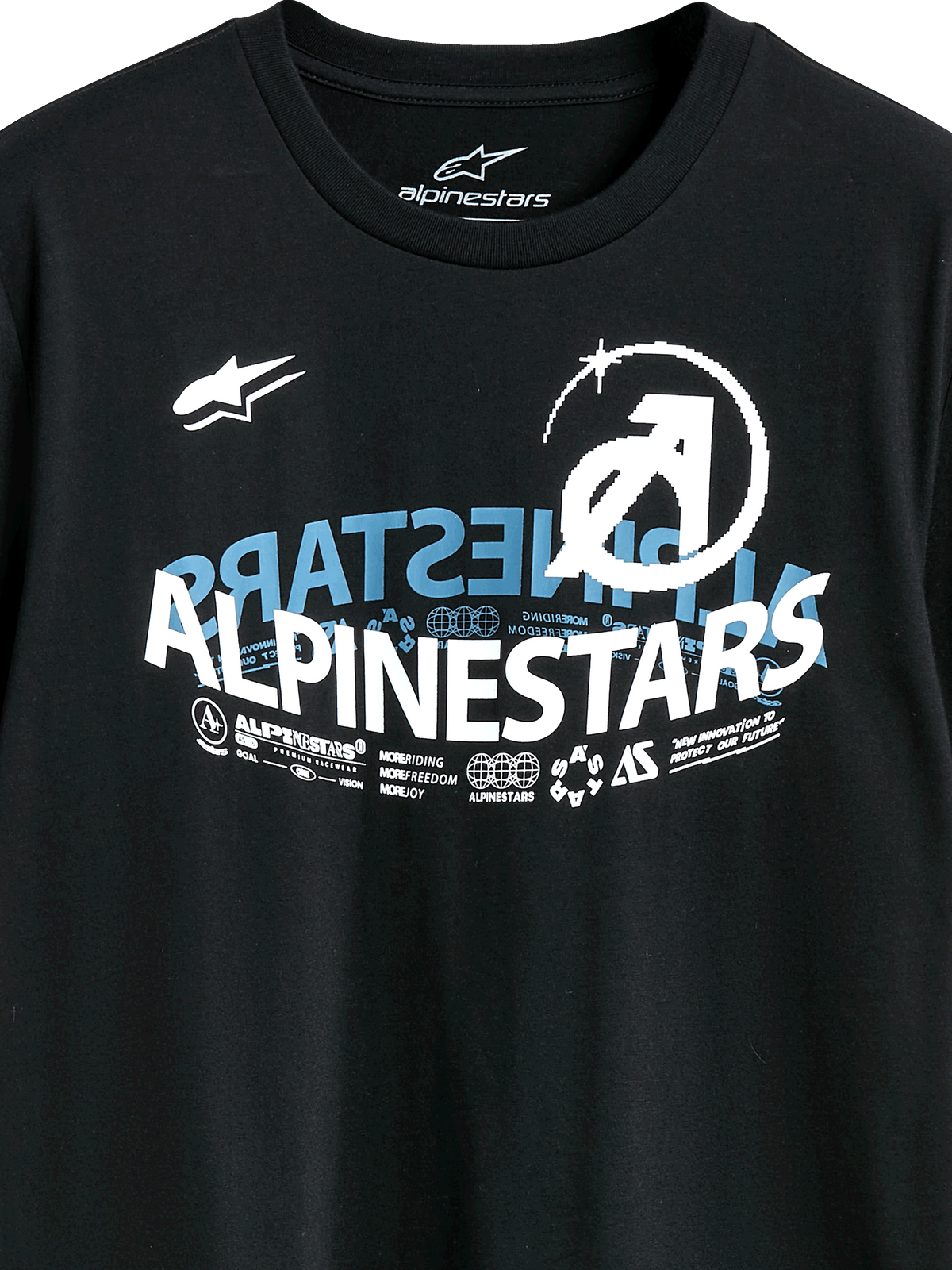 Alpinestars Semicircle CSF Tee, kortærmet t-shirt, sort, med en kompleks buet Alpinestars-grafik i hvid og blå med tekniske ikoner og slogans, casual motorsport-streetwear