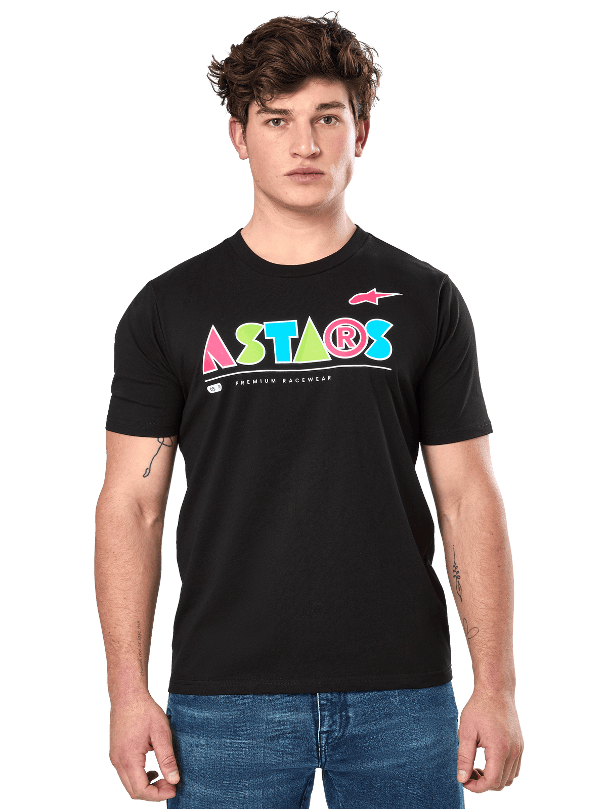 Alpinestars Cereal CSF Tee, sort kortærmet t-shirt, båret af mandlig model, farverigt geometrisk ASTARS-logo med Premium Racewear-tekst, casual motorsport streetwear
