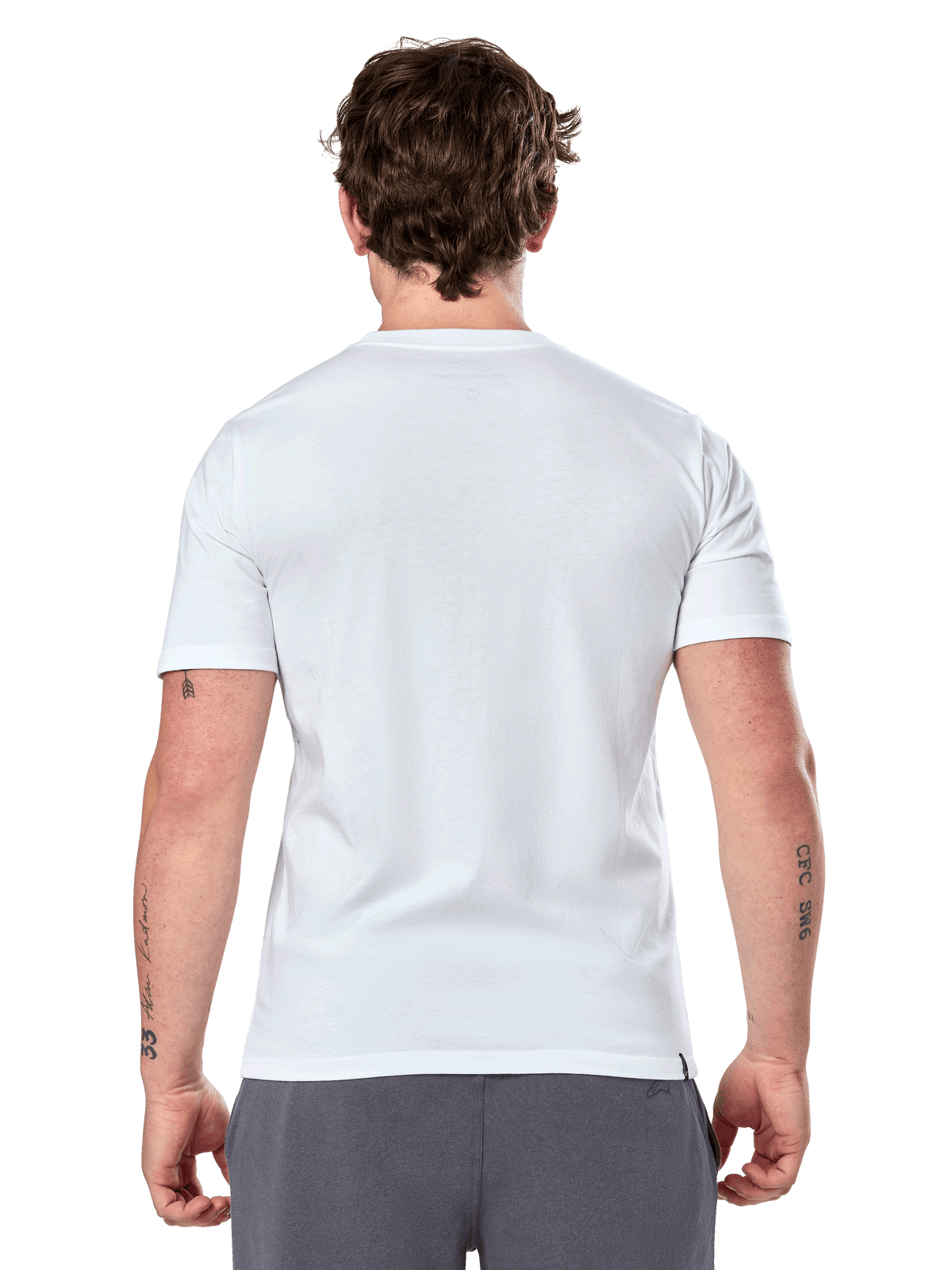 Alpinestars Geografica CSF Tee, kortærmet T-shirt, hvid, set bagfra, båret af model med grå bukser, afslappet motorsport streetwear