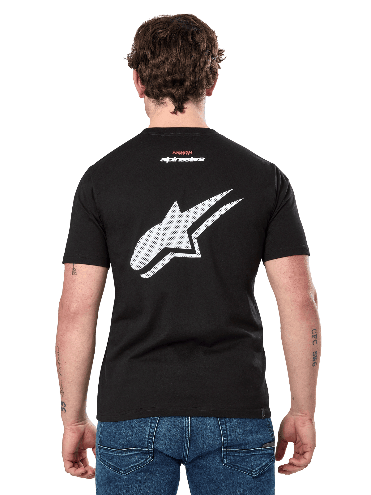 Alpinestars Formulate CSF Tee, kortærmet t-shirt, sort, set bagfra med stort hvidt perforeret Astars-logo og lille Alpinestars-branding, afslappet motorsport-inspireret sportstøj