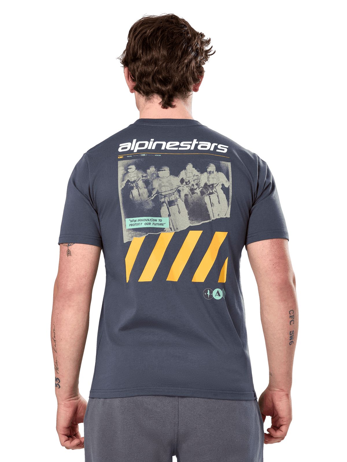 Alpinestars No Barrier Csf Tee, kortærmet t-shirt, charcoal, stort grafik på ryggen med distressed motocross-fotografi og gule diagonale striber, casual motorsportstøj