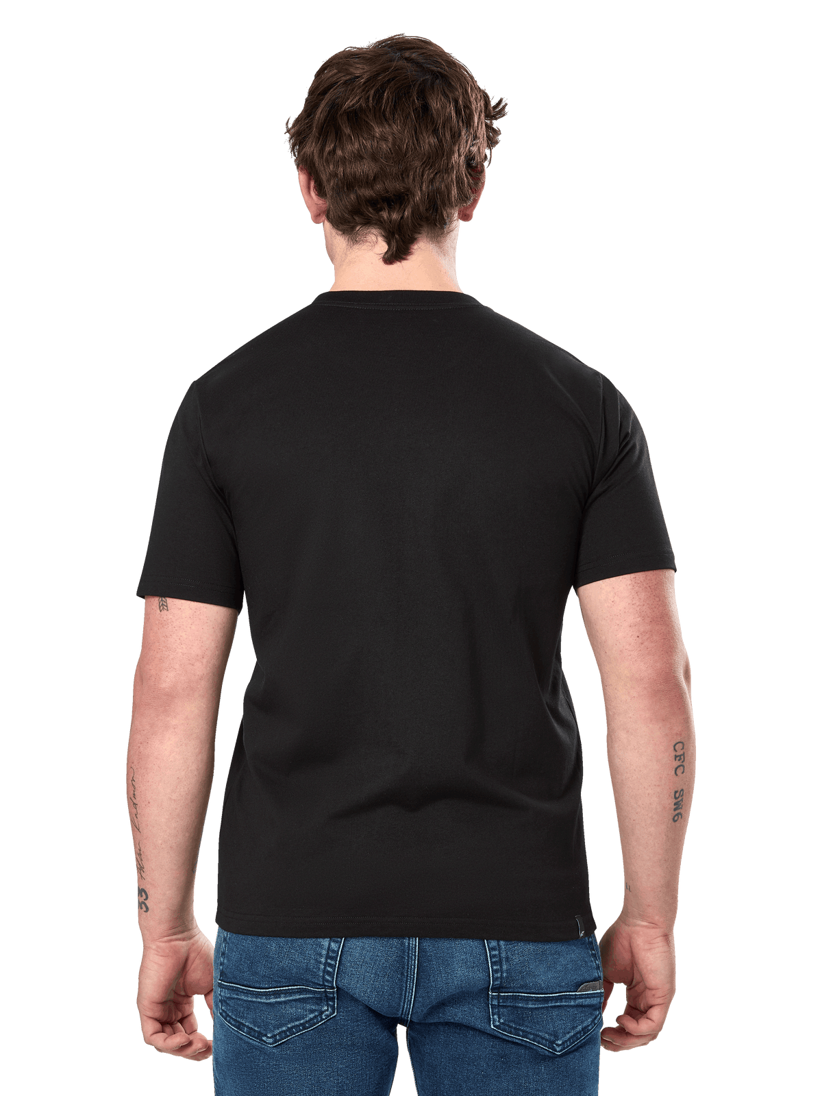 Alpinestars Dot Carbon CSF Tee, kortærmet t-shirt, sort, set bagfra på model, der viser en enkel ryg og afslappet pasform, båret med blå jeans, motorsportsinspireret streetwear