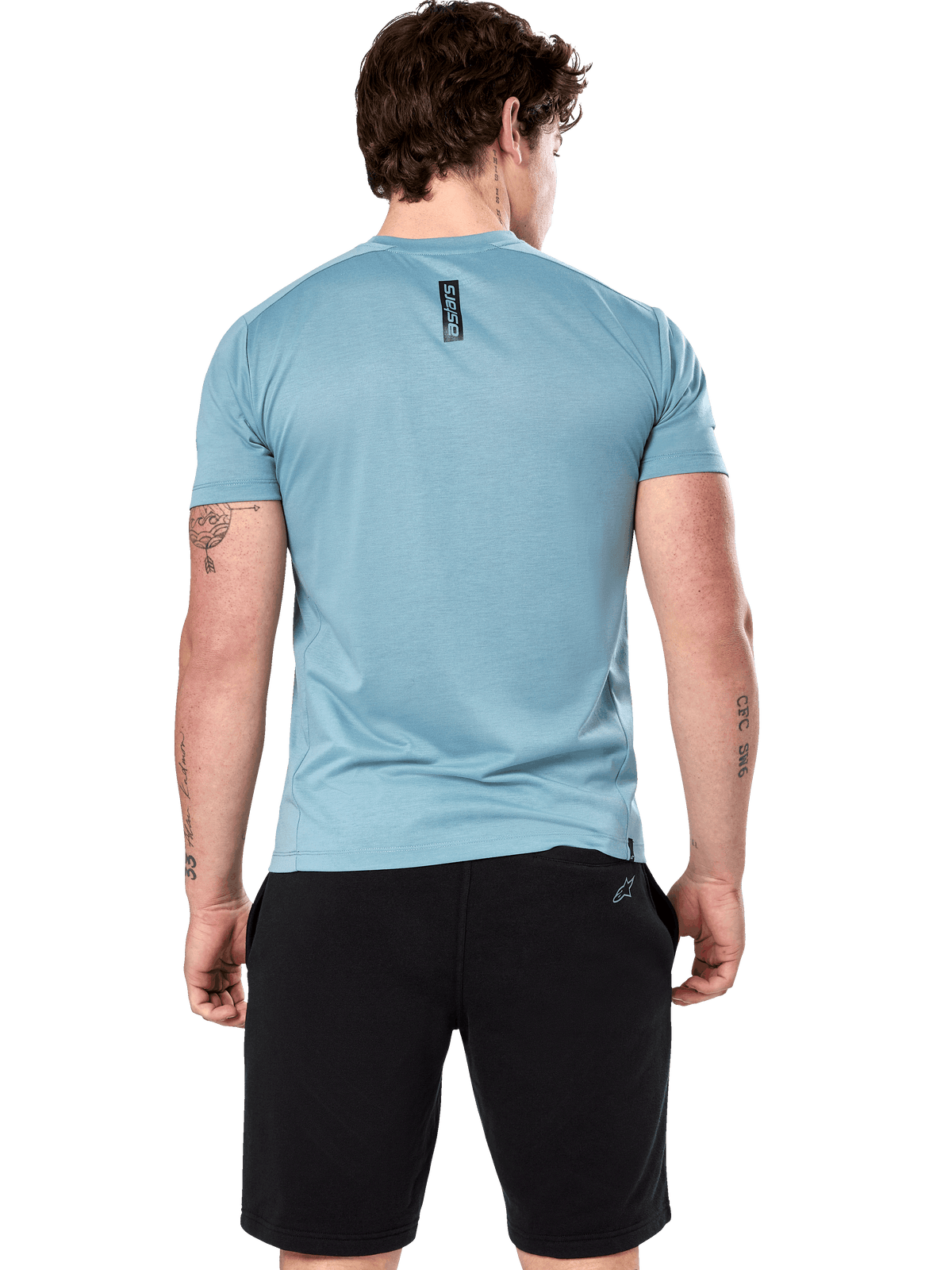 Alpinestars Point Performance Tee, kortærmet t-shirt, Ice Blue, set bagfra på model med lodret sort astars-tekstprint, kombineret med sorte shorts, afslappet performance-sportstøj