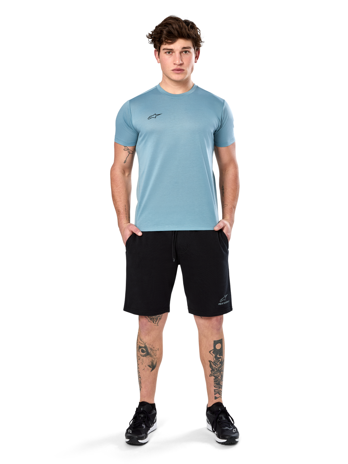Alpinestars Point Performance Tee, kortærmet t-shirt, isblå, med et lille sort logo på fronten, rund hals, båret af en model med sorte shorts og sorte sneakers, afslappet fugttransporterende sportstøj