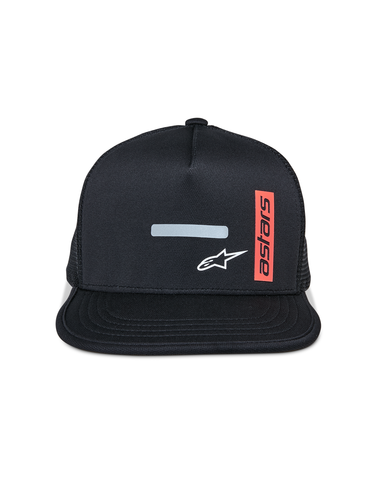 Alpinestars Alter Trucker Hat, kasket med flad skygge, sort med mesh-bagside, reflekterende bjælke og hvidt stjernelogo på fronten, lodret rød label med Astars-tekst, afslappet motorsport-sportstøj