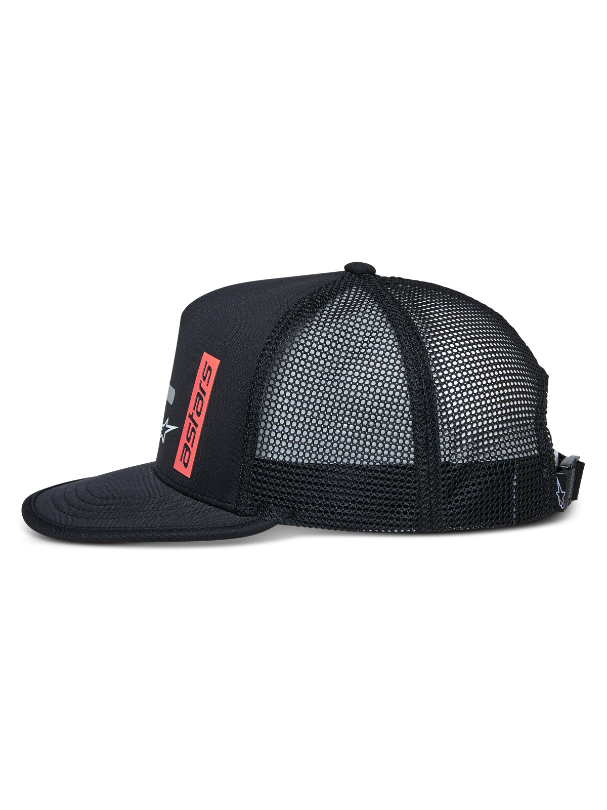 Alpinestars Alter Trucker-kasket, set fra siden, sort, flad skygge med kantbinding, struktureret krone med mesh-bagside, rødt vertikalt astars-logoprint, justerbar spændelukning, afslappet sportskasket