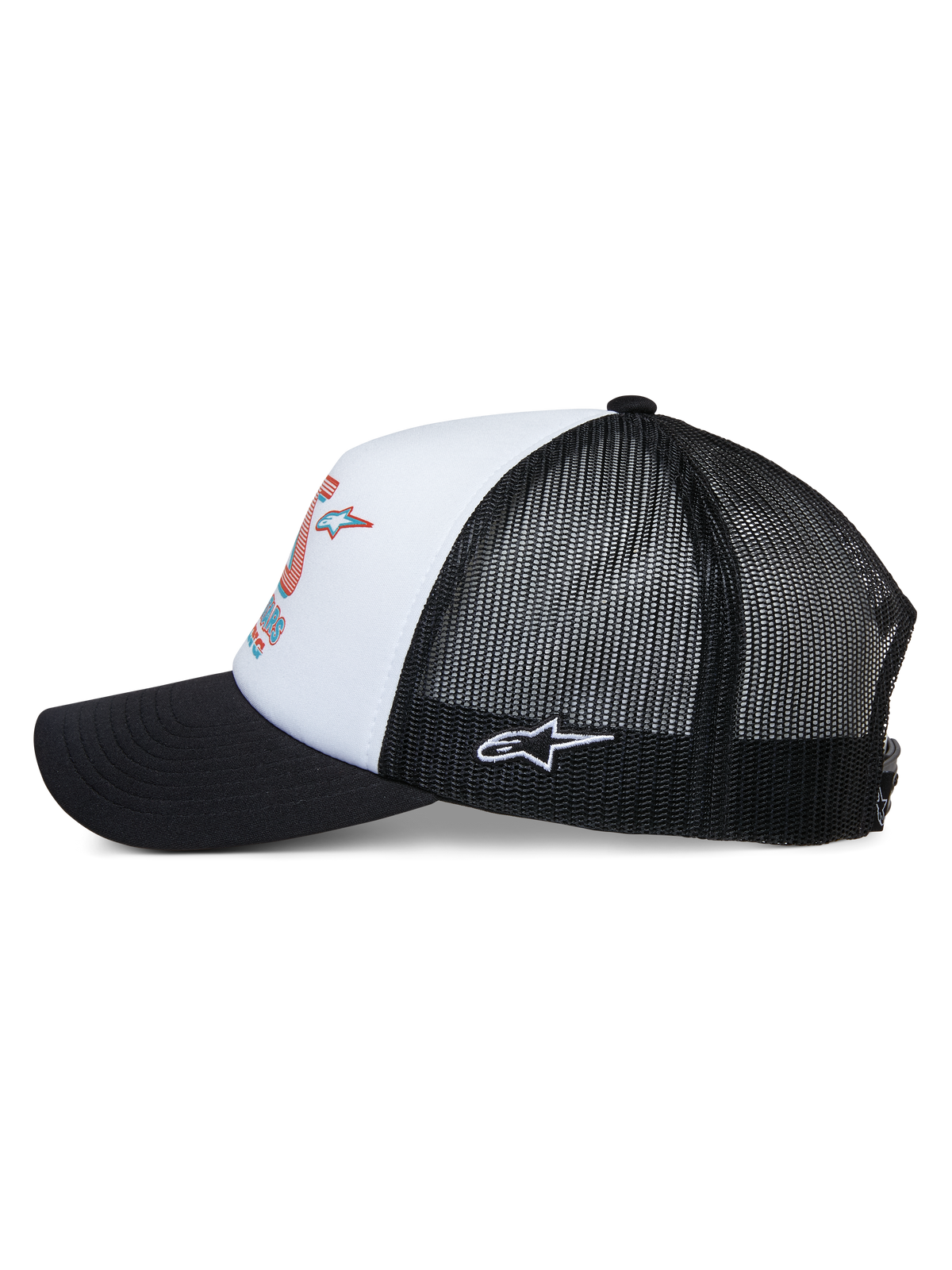 Alpinestars Ayess Trucker kasket, set fra siden, hvid skumkrone med farverigt racingprint, sort buet skygge, sorte mesh-paneler bagpå med hvidt broderet Astar-logo på siden, afslappet motorsport-inspireret hovedbeklædning