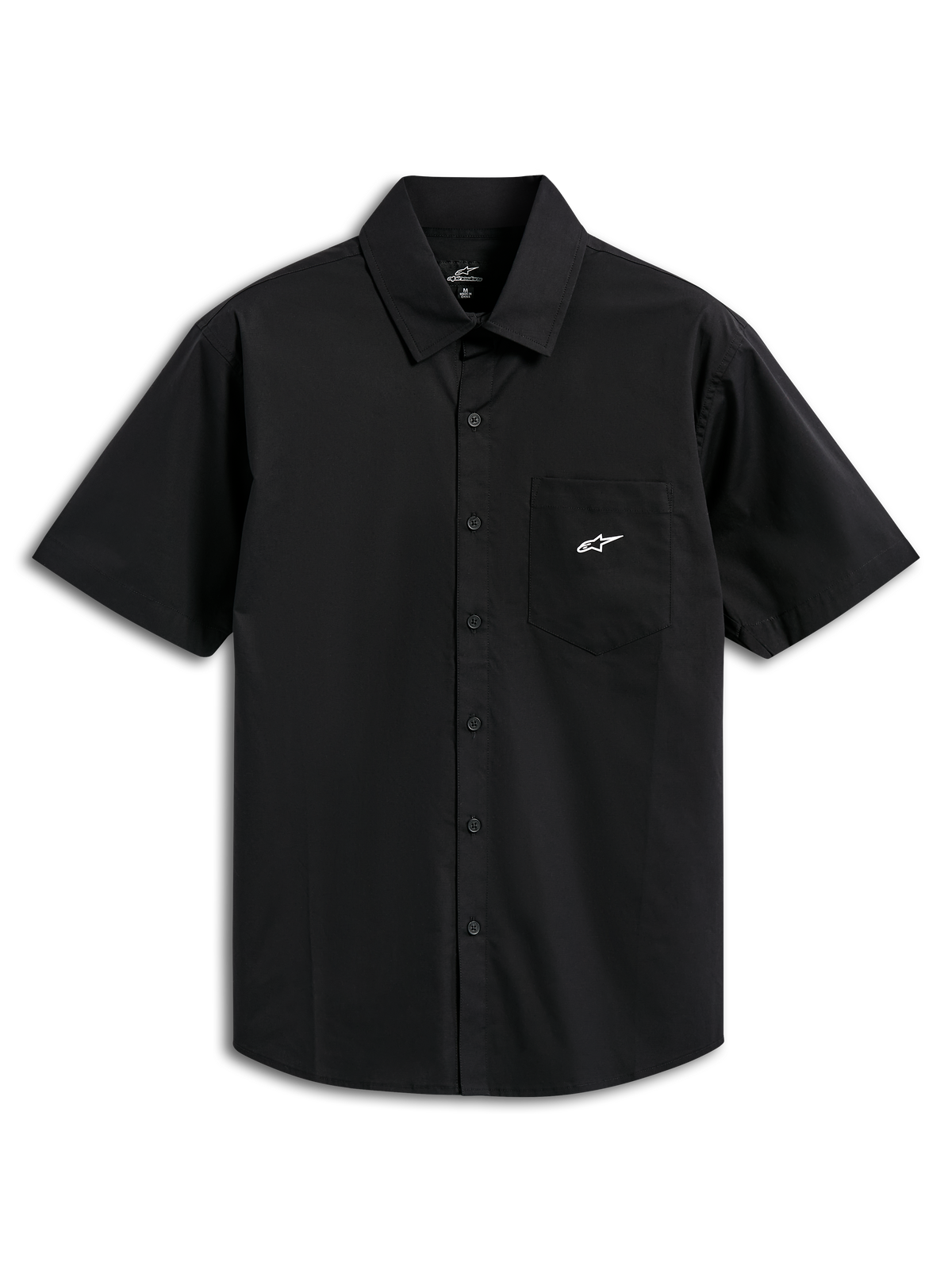 Alpinestars Strive Woven skjorte, kortærmet skjorte med knapper, sort, med hvidt Astar-logo på brystlommen, klassisk krave og knaplukning foran, afslappet motorsport-inspireret streetwear