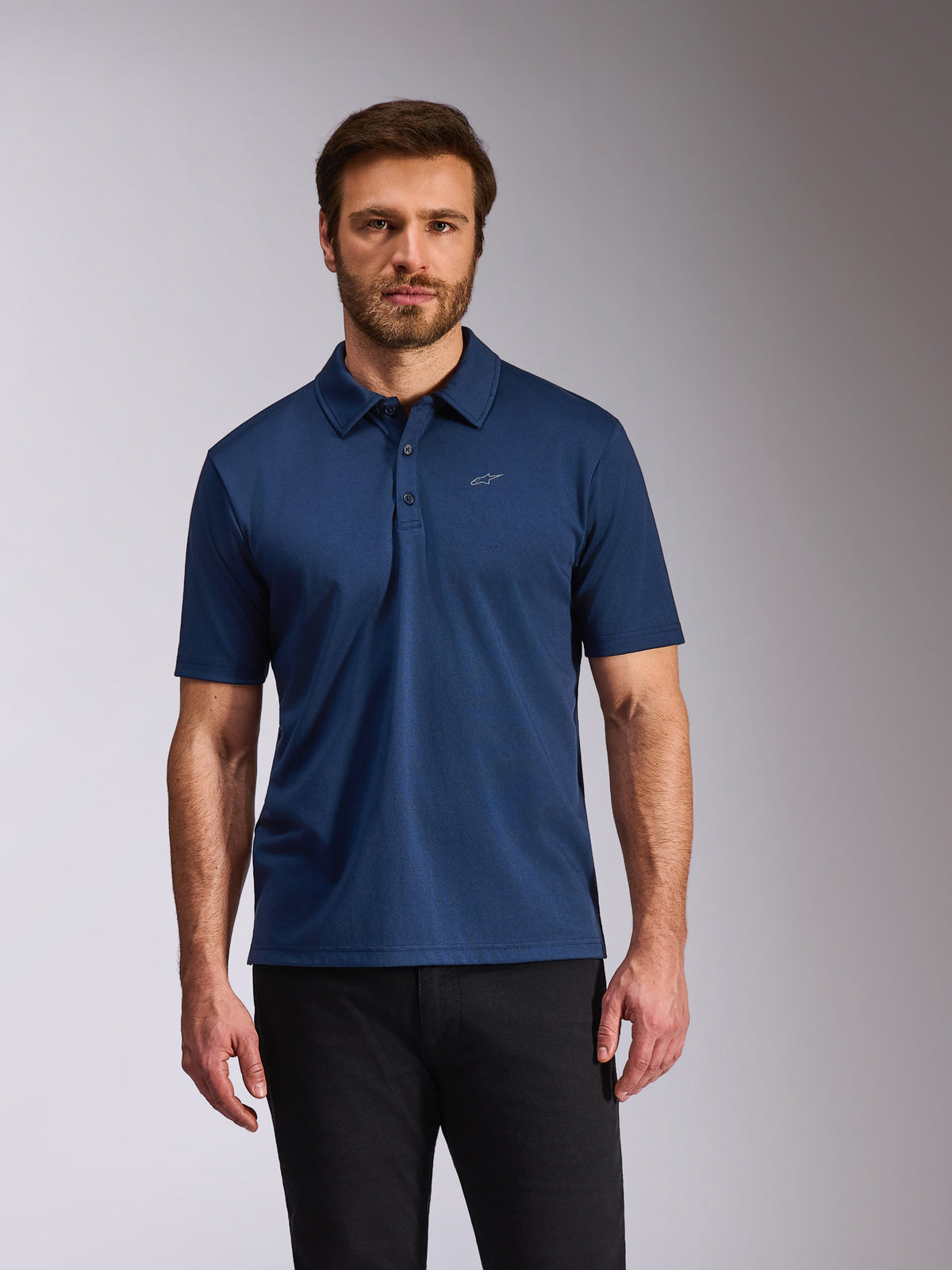 Alpinestars Impetus Sport Polo, navyblå, kortærmet poloshirt, stolpelukning med 3 knapper i mock mesh-stof, lille hvidt Astars-logo på brystet, afslappet motorsport-inspireret livsstilstøj