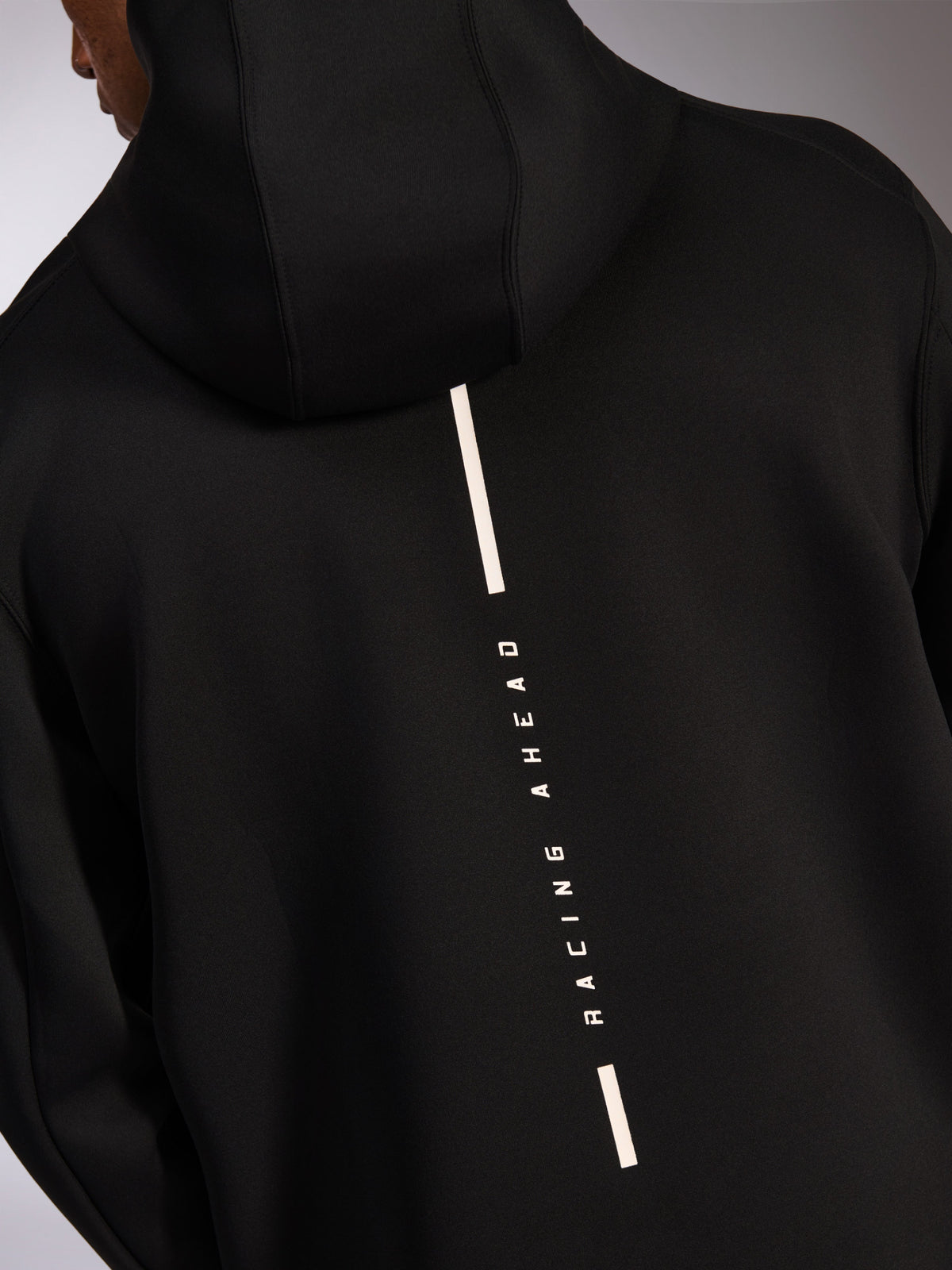 Alpinestars Insight hættetrøje, afslappet sportstøj, sort, set bagfra med lodret hvidt Racing Ahead-stribelogo, glat tri-blend dobbeltsidet fleece, moderne motorsportsinspireret design
