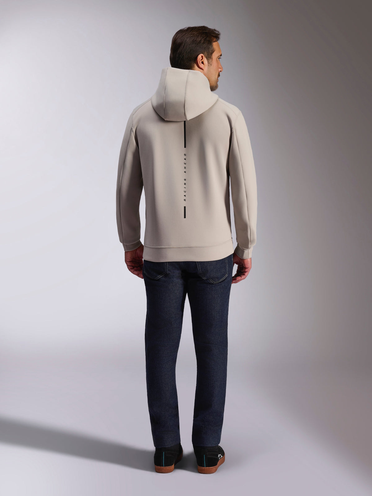 Alpinestars Insight hættetrøje, set bagfra, cementgrå, lodret sort stribe med 'RACING AHEAD' tekst, dobbelt-face fleece, afslappet motorsport-inspireret streetwear