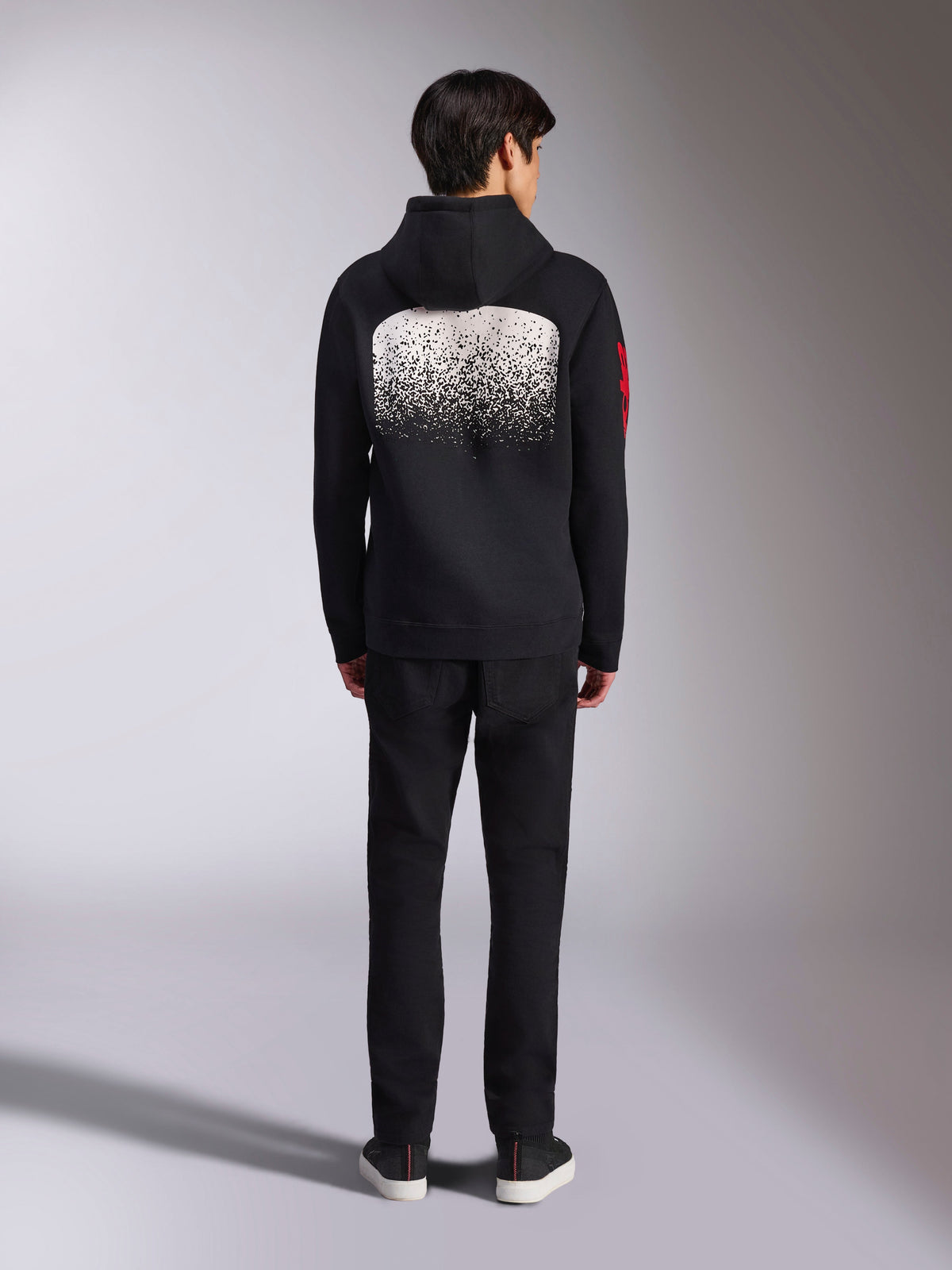 Alpinestars Obsessed hættetrøje, afslappet sportstøj, sort med hvid MX-gradueringsgrafik på ryggen, rødt tekstlogo på ærmet, set bagfra, kombineret med sorte bukser