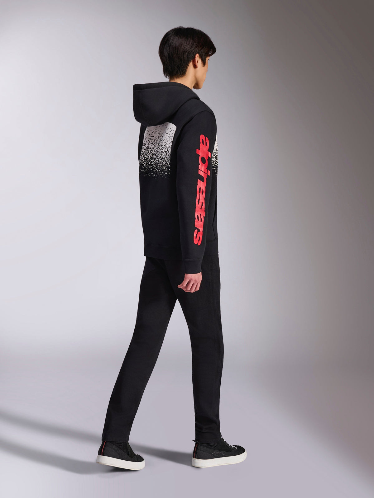 Alpinestars Obsessed Hoodie, fleece hættetrøje med pullover-design, sort, rødt Alpinestars-logo på ærmet og hvid grafisk graduering på ryggen, afslappet motorsport-inspireret streetwear