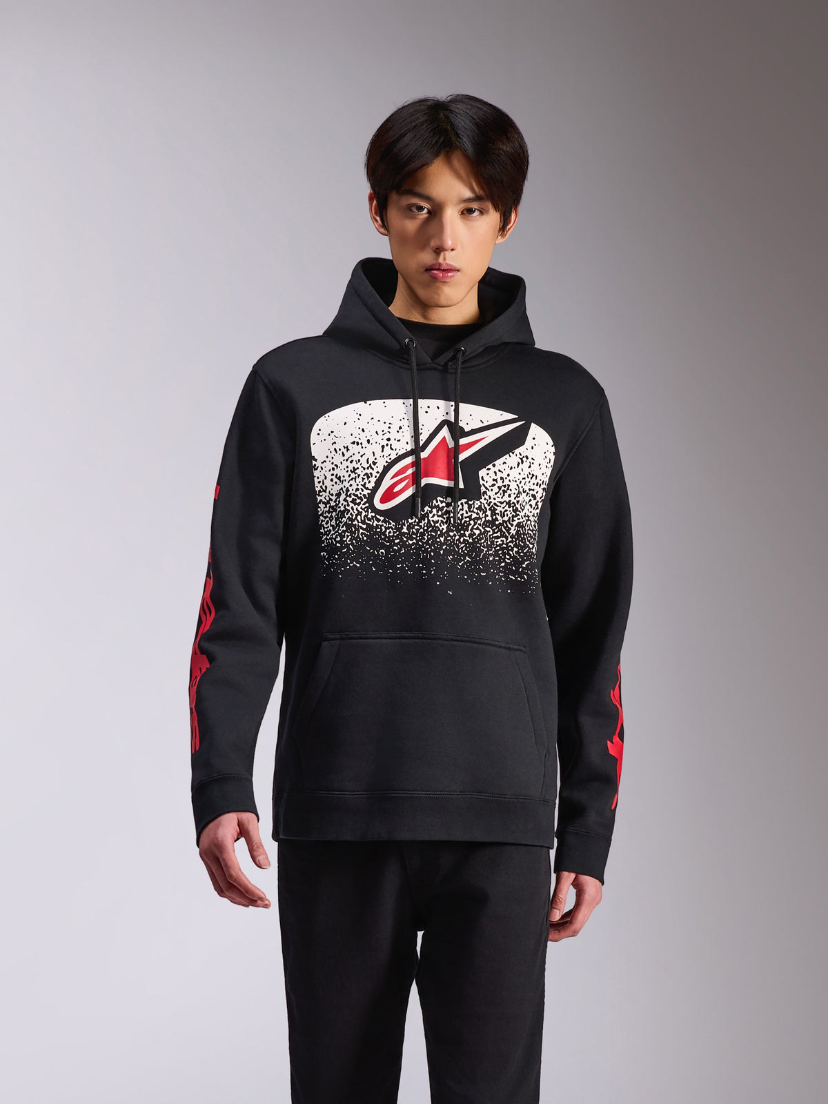 Alpinestars Obsessed Hættetrøje, afslappet sportstøj, sort pullover med et stort Astars-logo på fronten med hvid og sort nistret MX-graduering, rød branding på ærmerne, hætte med snoretræk og ribkanter.