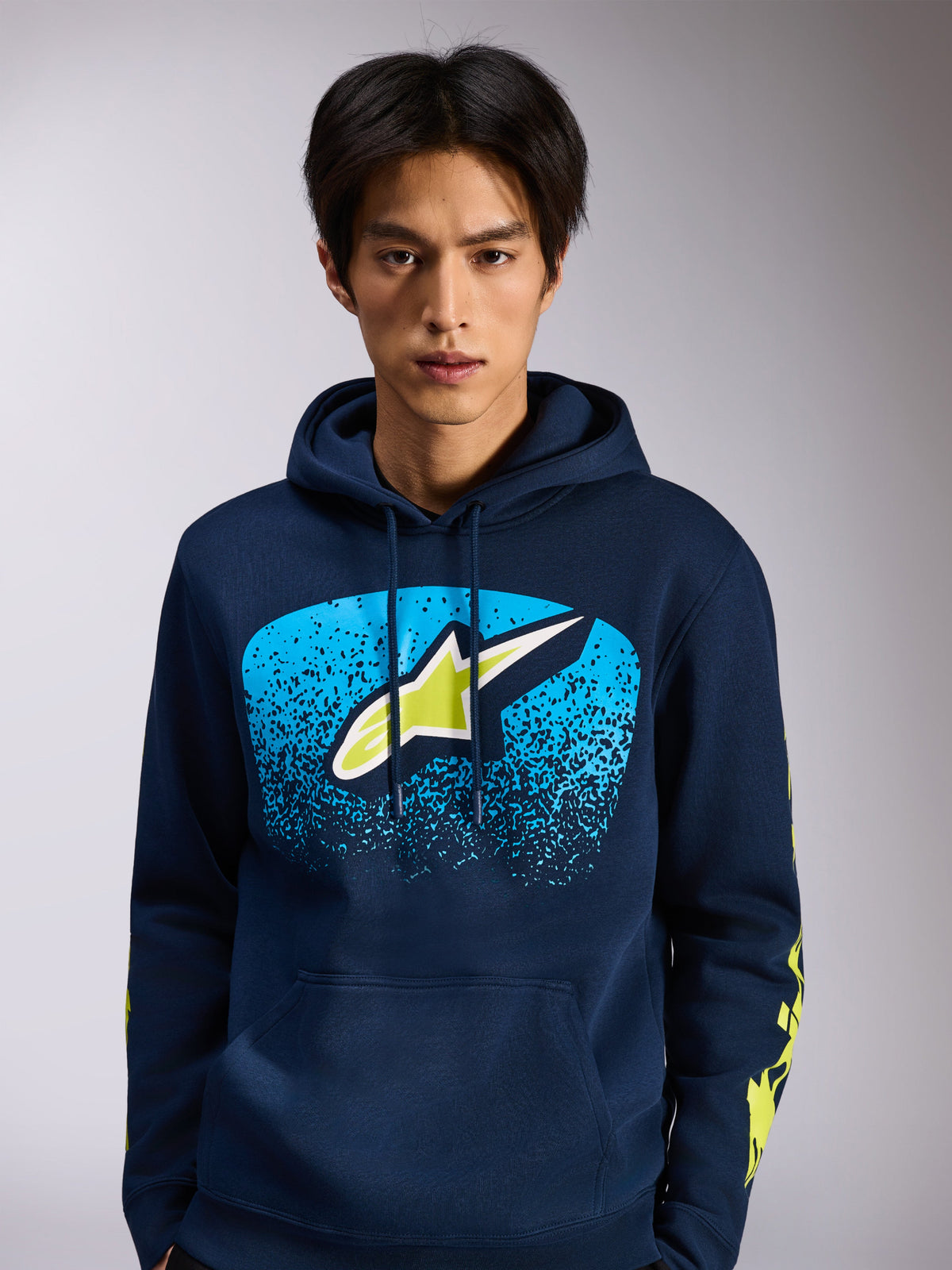 Alpinestars Obsessed hættetrøje, navyblå pullover-fleece, Astars-logo på fronten med blå MX-graduering og limegrønne detaljer, gule tekstlogoer på ærmerne, afslappet motorsport-inspireret streetwear