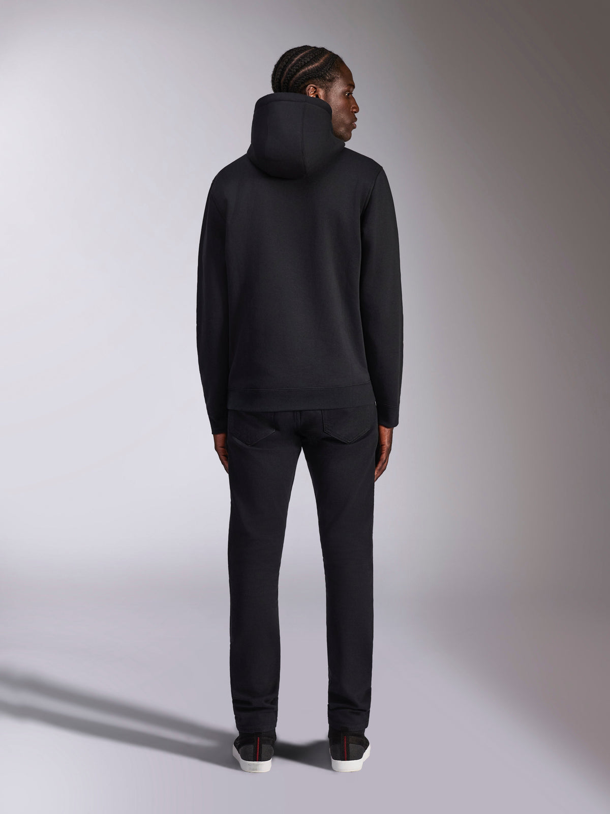 Alpinestars Pulse Hoodie, afslappet streetwear, set bagfra af ensfarvet sort pullover-fleece med hætte, ribmanchetter og ribkant, moderne motorsport-inspireret design