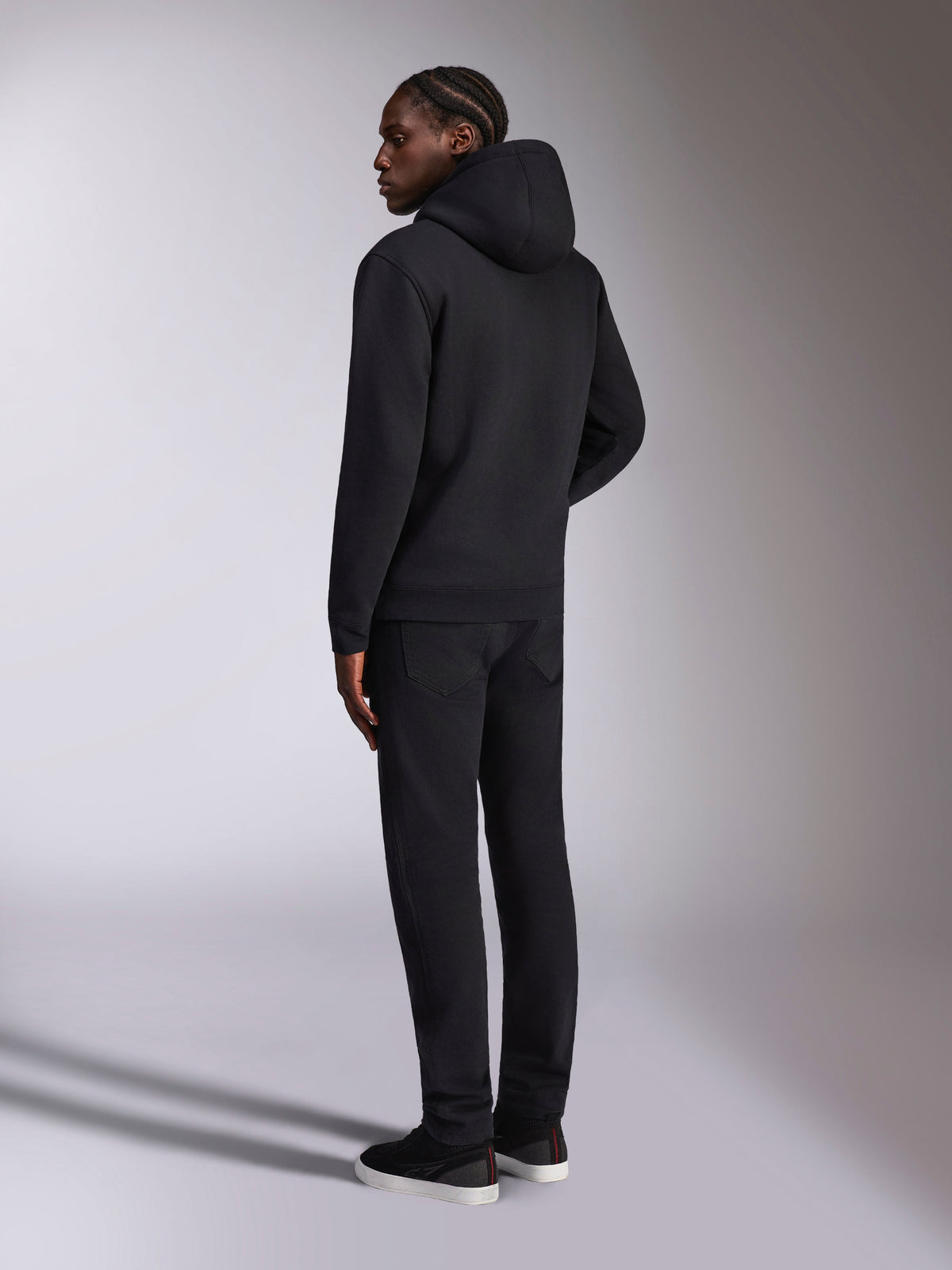 Alpinestars Pulse Hoodie, casual streetwear, sort, model set bagfra iført ensfarvet sort hættetrøje i fleece, minimalistisk design med ribstrikkede manchetter og kant