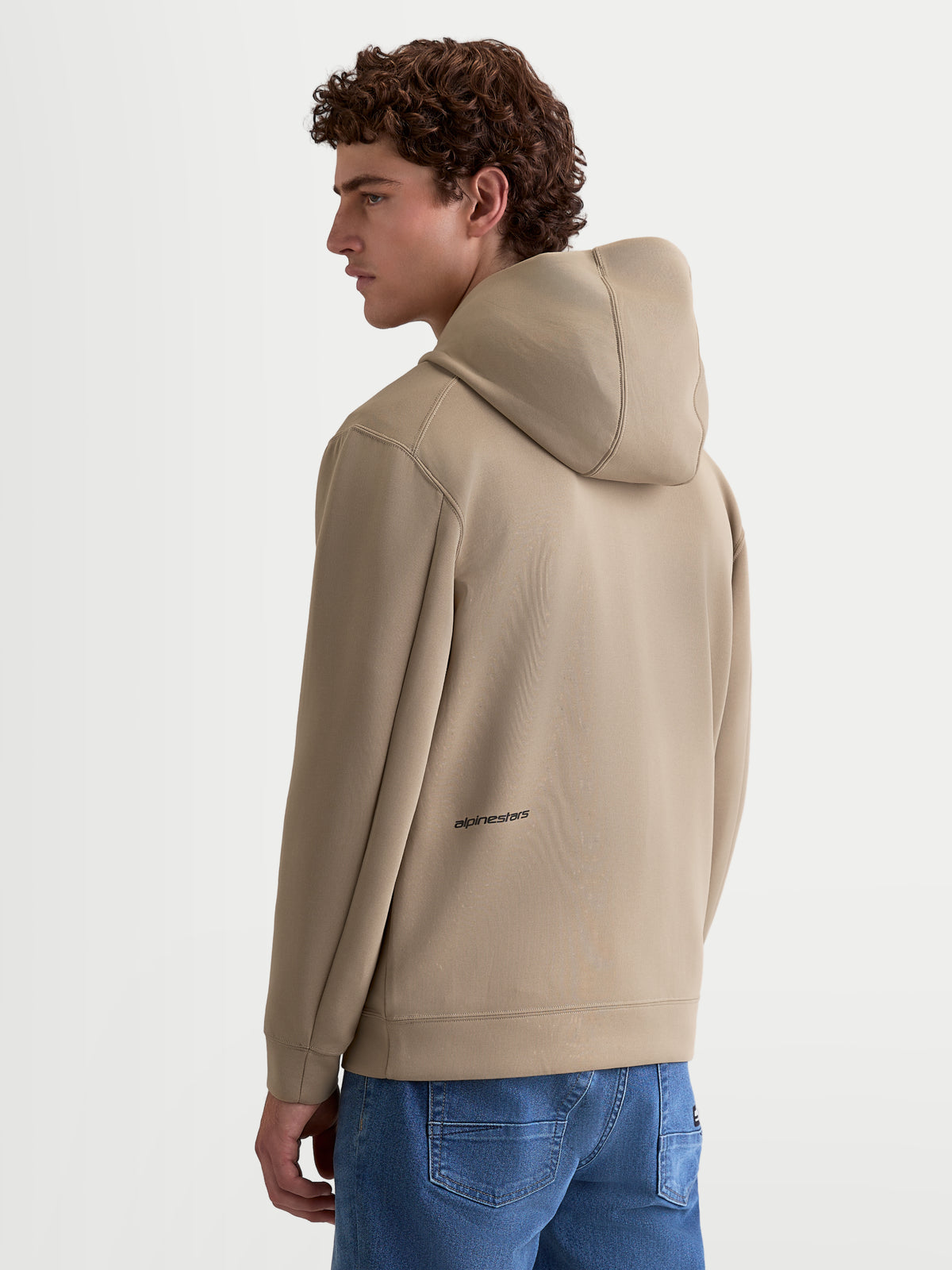 Alpinestars Cypher hættetrøje, herre sportstøj i fleece, beige, set bagfra med højhalset hætte og motorsport-inspireret design med Alpinestars-logo på lænden.