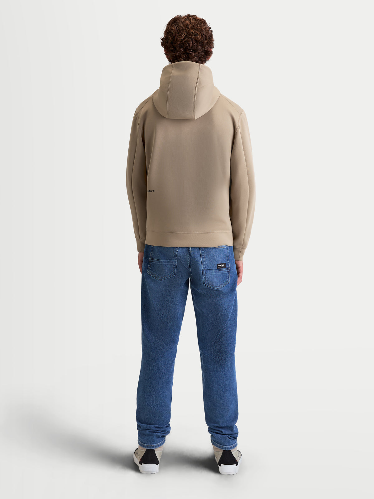 Alpinestars Cypher Hættetrøje, motorsport-inspireret fleecehættetrøje til herrer og damer, beige, set bagfra på model, højhalset mesh-foret hætte, tri-blend performance-stof, afslappet sportstøj