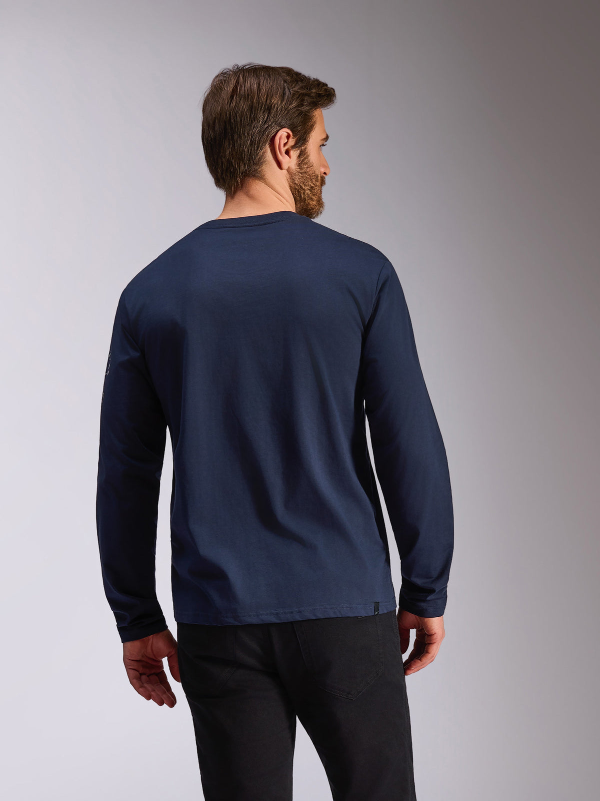 Alpinestars Mandatory CSF Tee, langærmet, marineblå, set bagfra af en mand i en afslappet langærmet t-shirt med rund hals, med logo på ærmet, motorsportsinspireret sportstøj